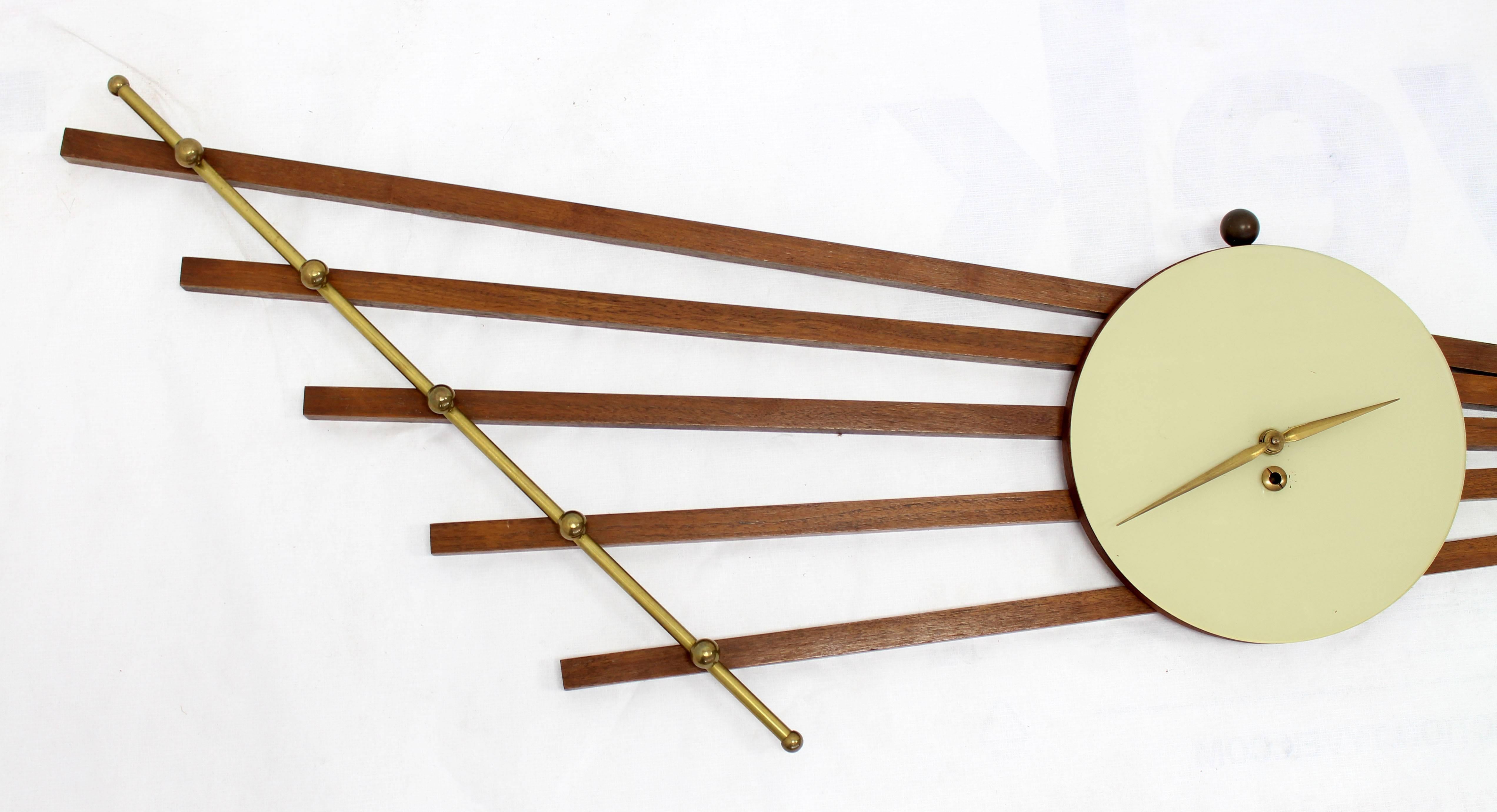 Huilé Grande horloge sculpture murale en laiton et noyer français en vente