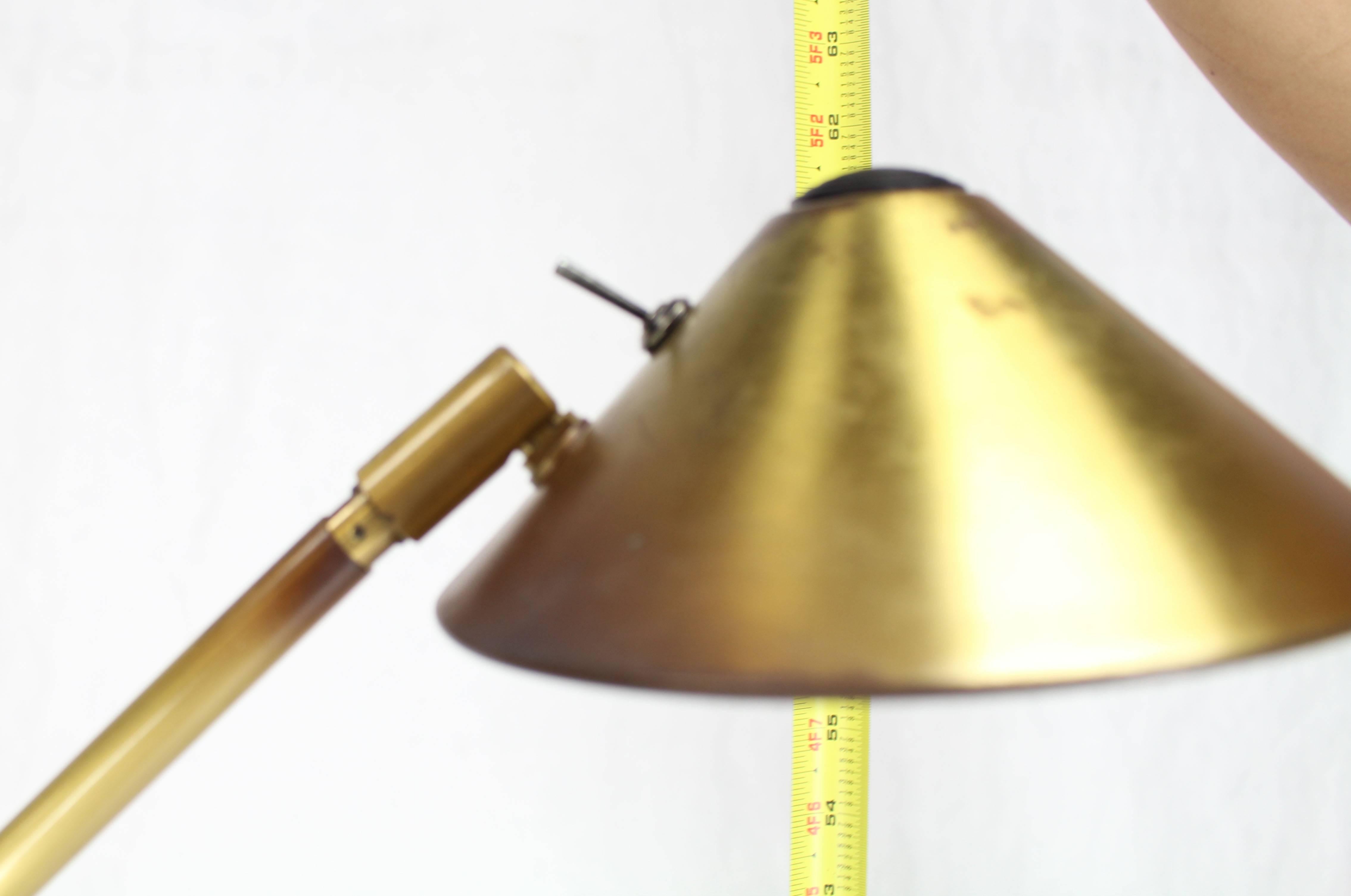 20ième siècle Lampadaire réglable en laiton de style mi-siècle moderne George Kovacs en vente