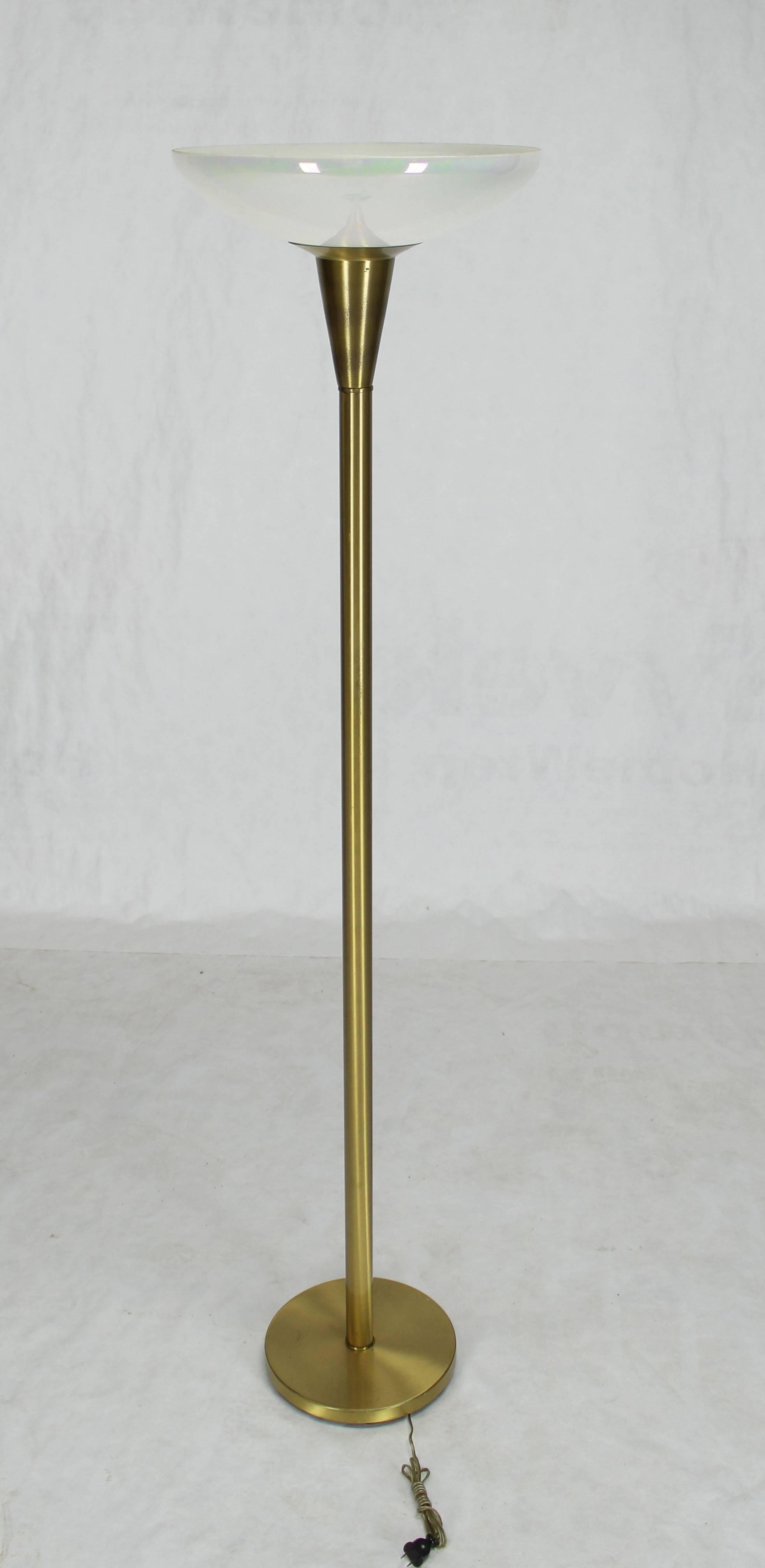 Mid-Century Modern Lampadaire Torchère en laiton Abat-jour irisé en vente