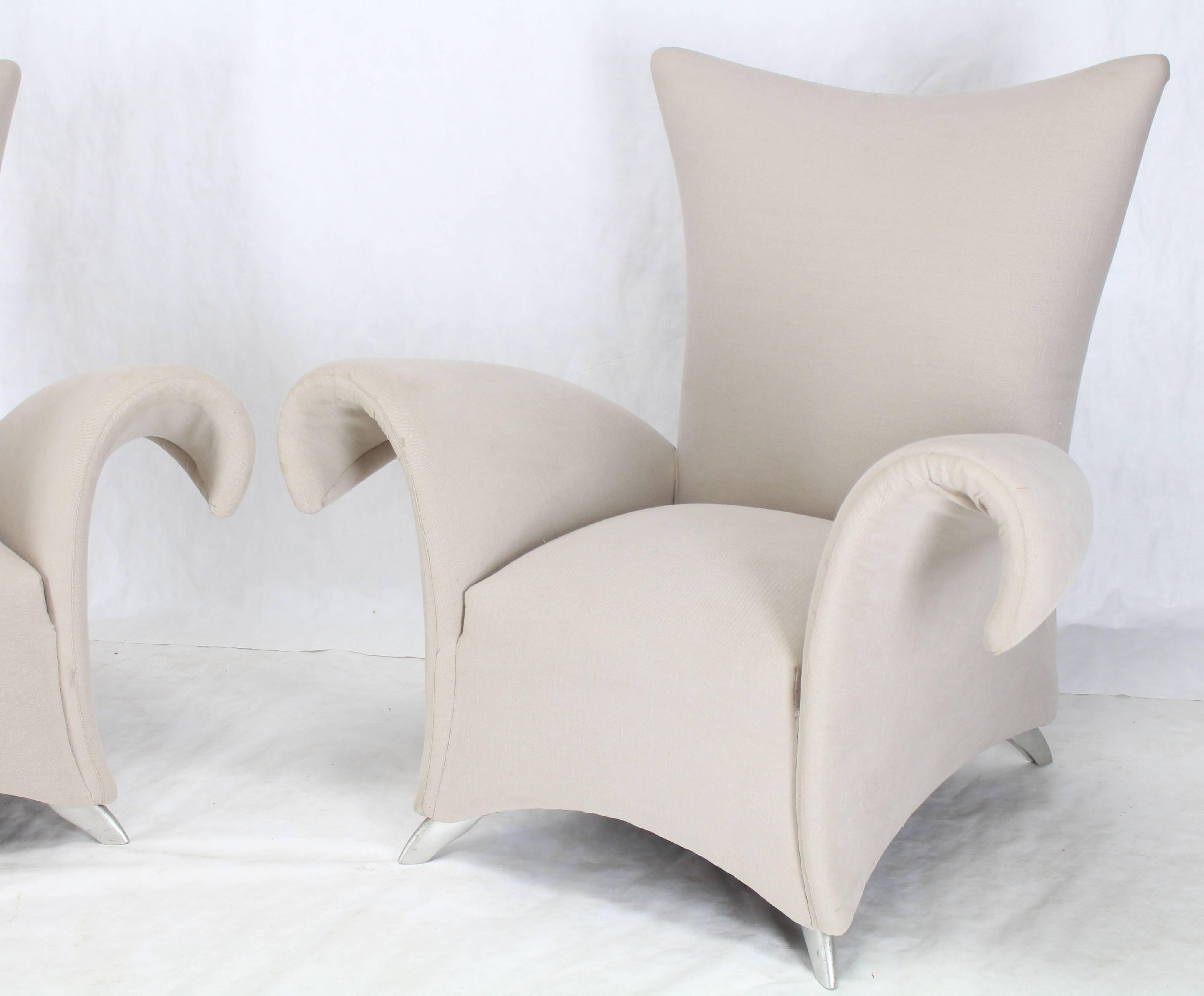 Superbe paire de chaises longues modernes du milieu du siècle. Garniture en bon état avec quelques légères marques d'usure.