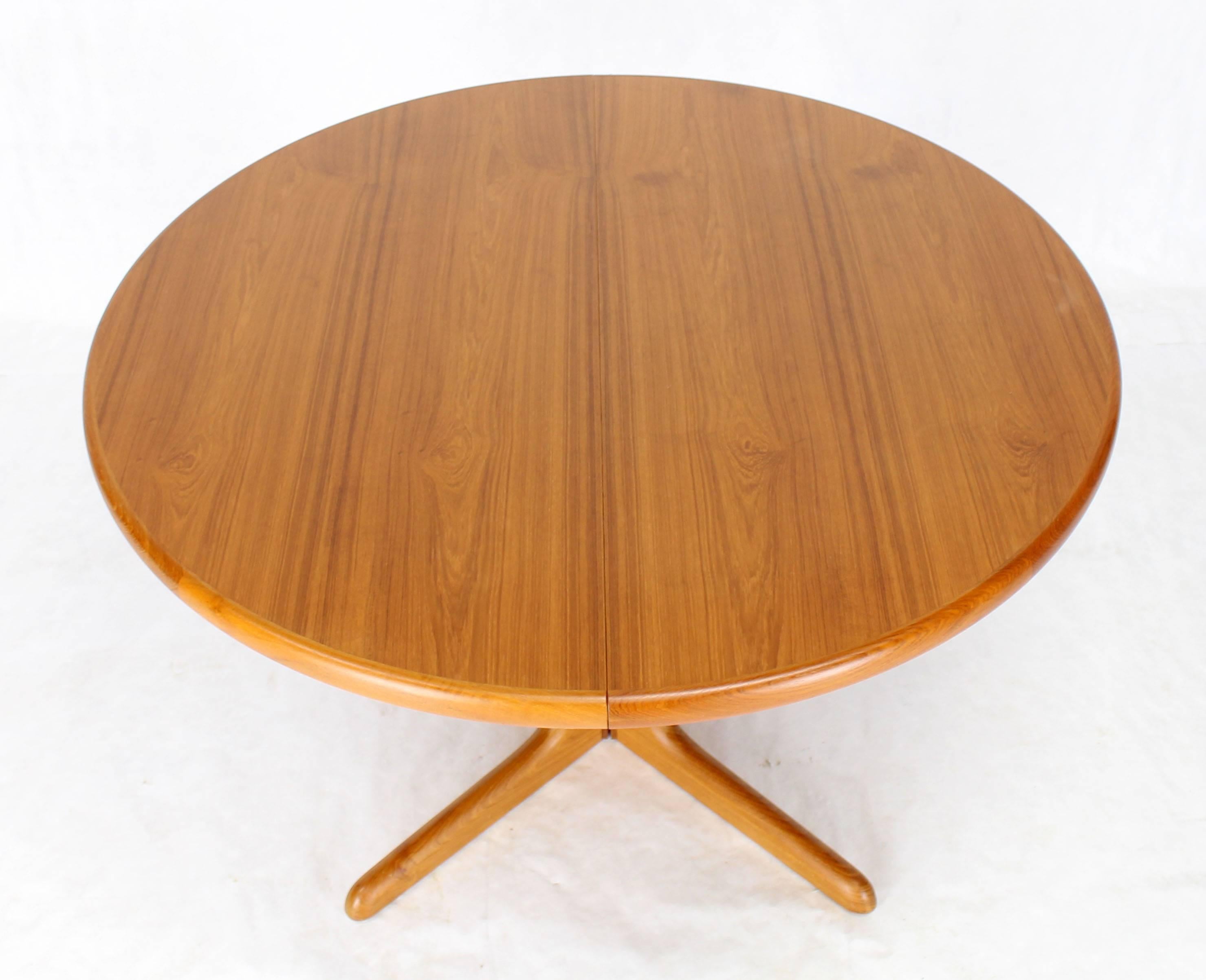 Danish Round Mid-Century Modern Teak Dining Table with Two Leaves In Excellent Condition In Rockaway, NJ