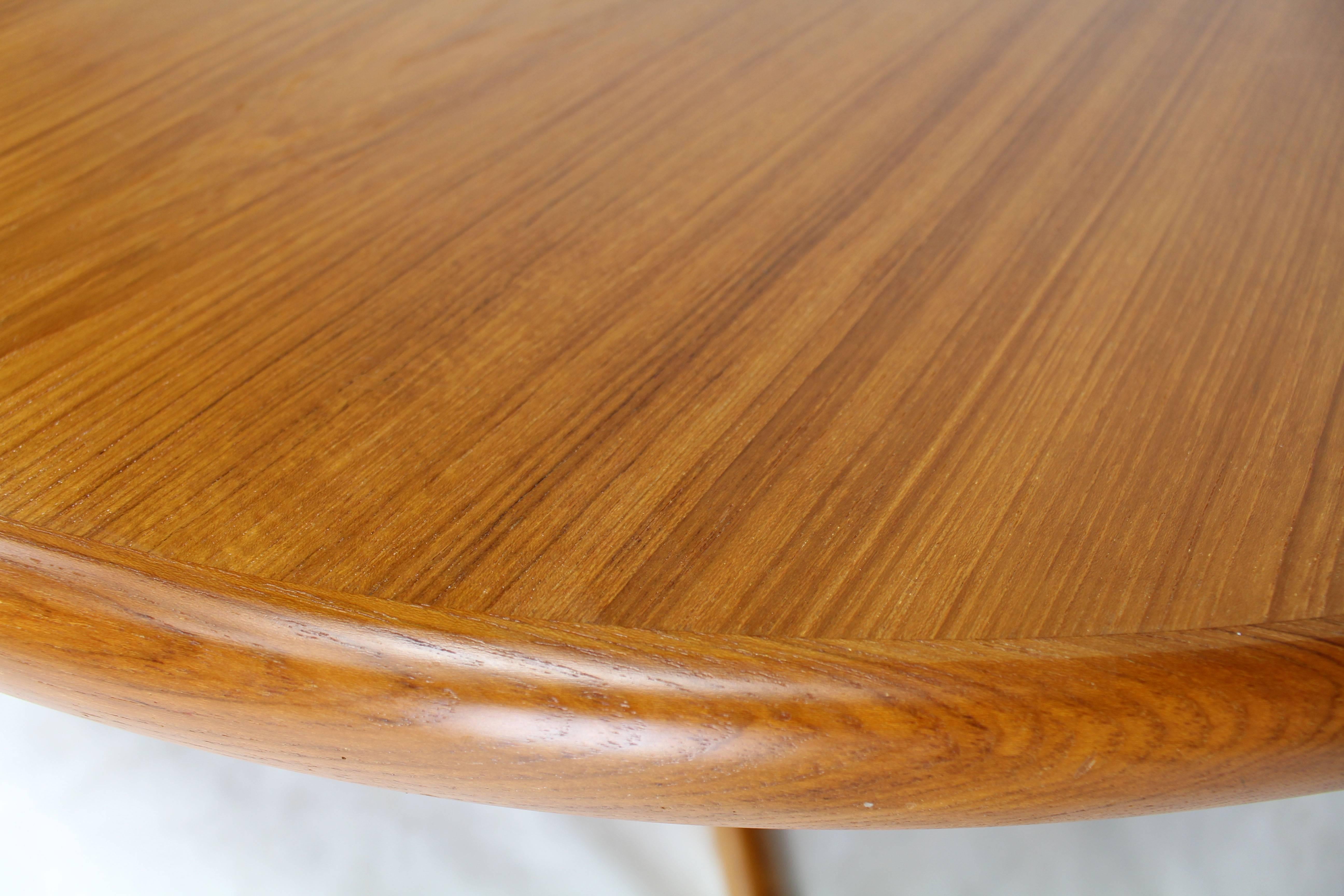 Danish Round Mid-Century Modern Teak Dining Table with Two Leaves 2