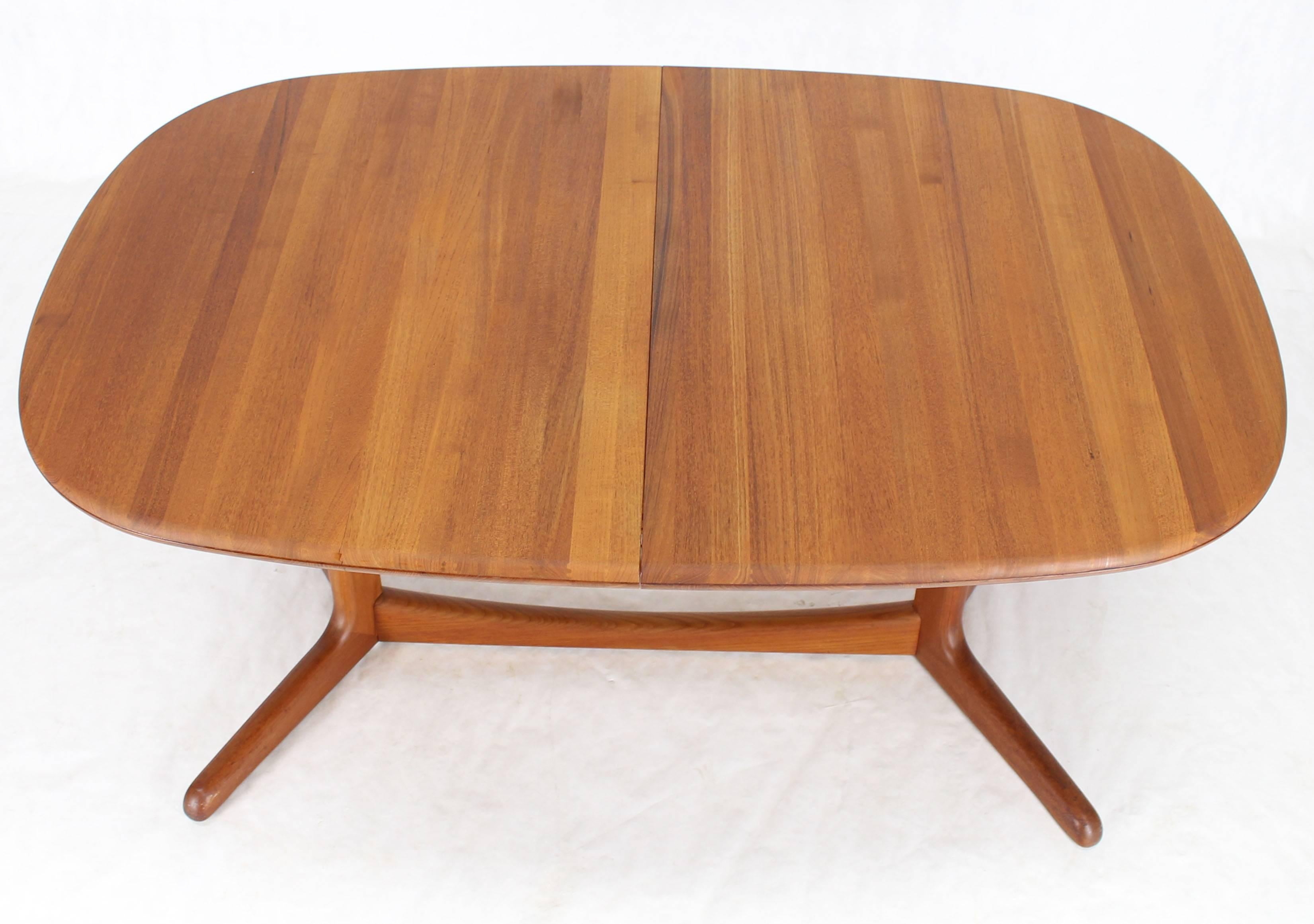 Solid Teak Danish Mid-Century Modern Dining Table with Two Leafs In Excellent Condition In Rockaway, NJ