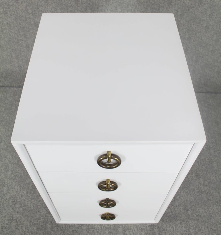 White Lacquer Mid-Century Modern Four-Drawer Cabinet Tall Nightstand End Table In Excellent Condition For Sale In Rockaway, NJ