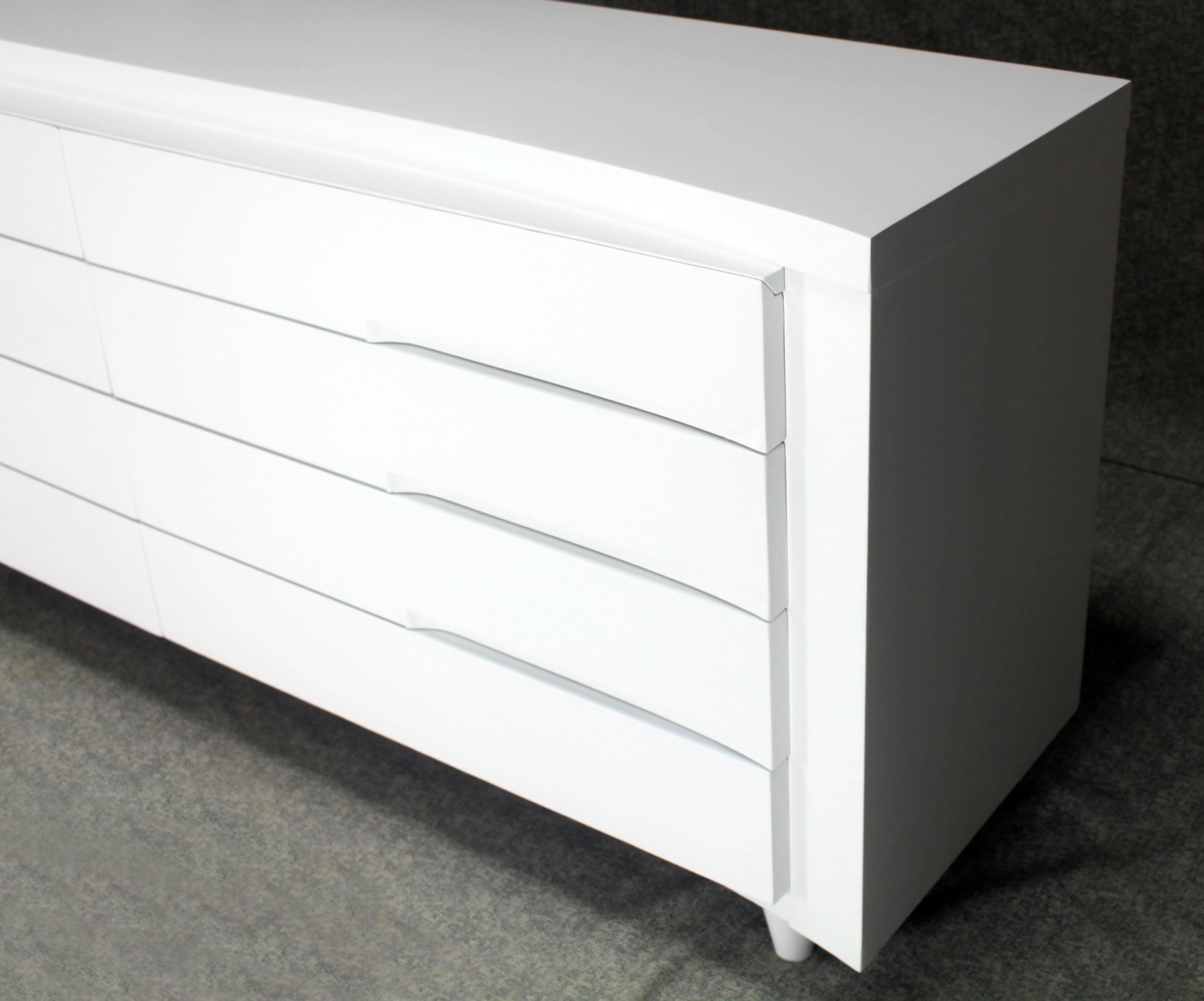 White Lacquer Eight Drawers Long Dresser Credenza Concave Front In Excellent Condition In Rockaway, NJ