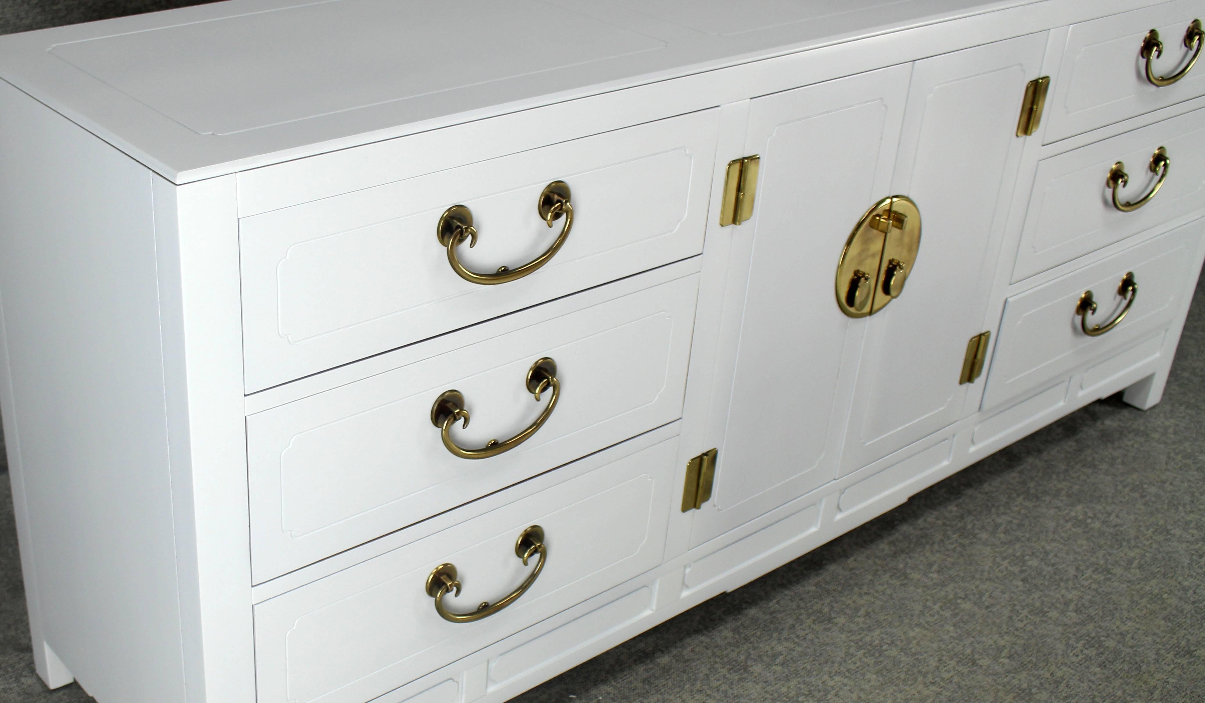 American Lacquer Brass Hardware Mid-Century Modern Long Credenza Dresser Nine Drawers For Sale
