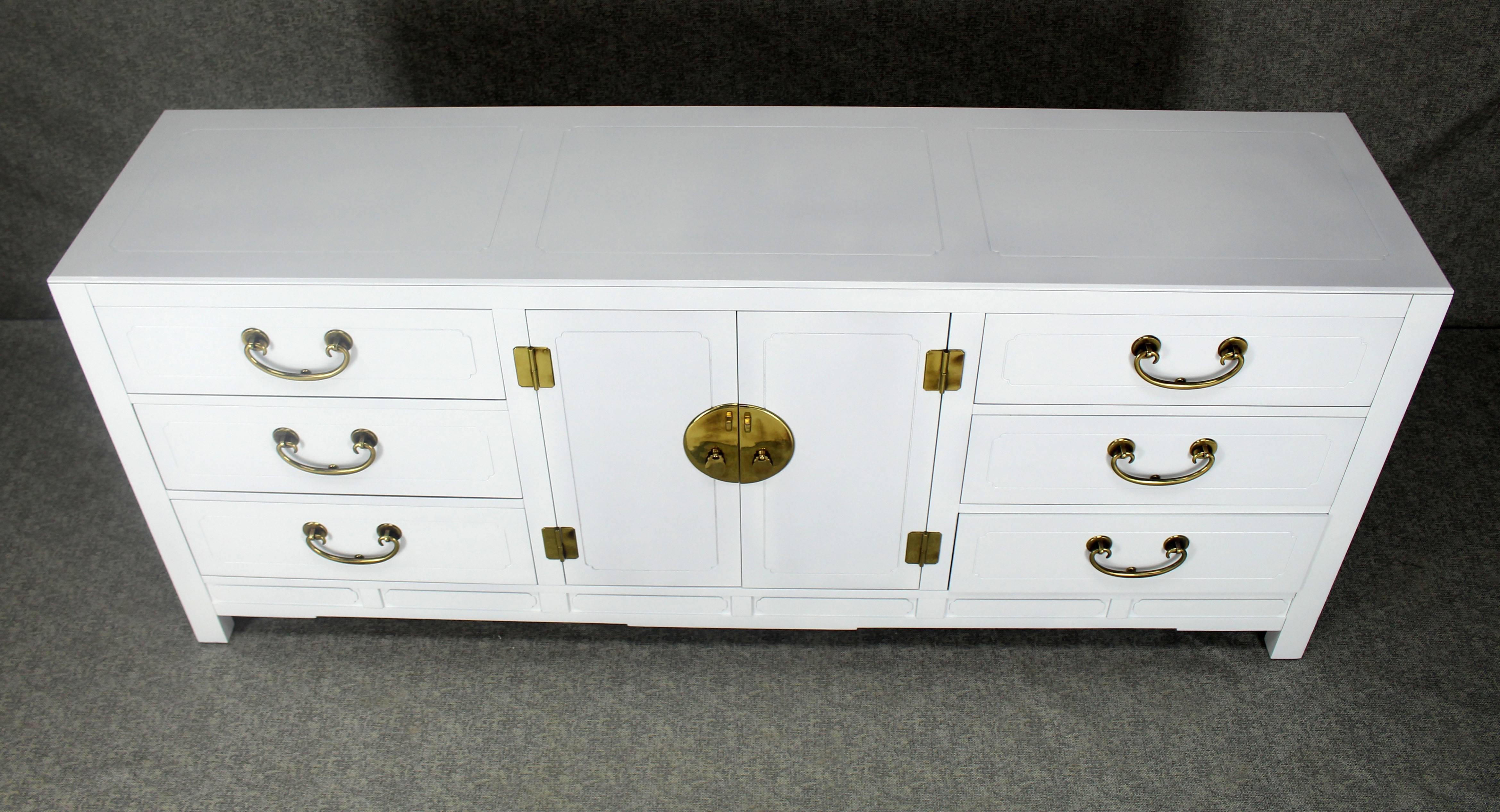 XX secolo Hardware in ottone laccato Credenza lunga di metà secolo, cassettiera a nove cassetti in vendita