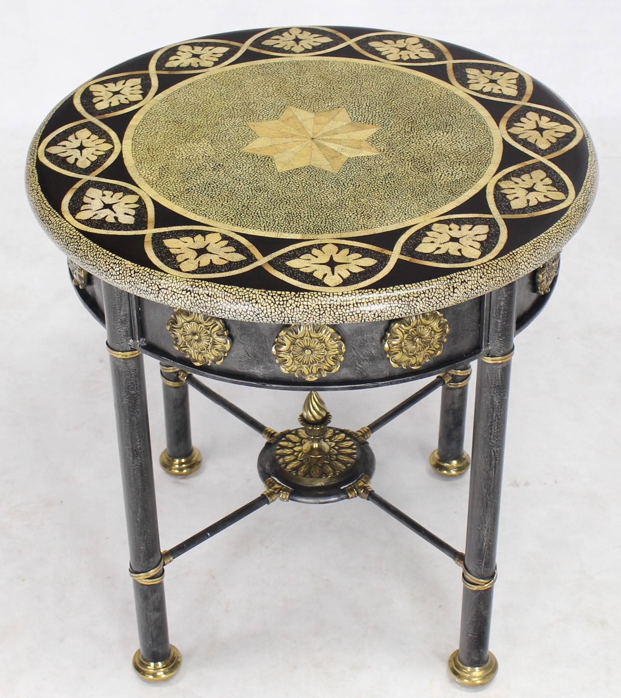 Calco Tavolo Gueridon rotondo decorato con finta conchiglia d'uovo in bronzo decorato con Ormolu in vendita