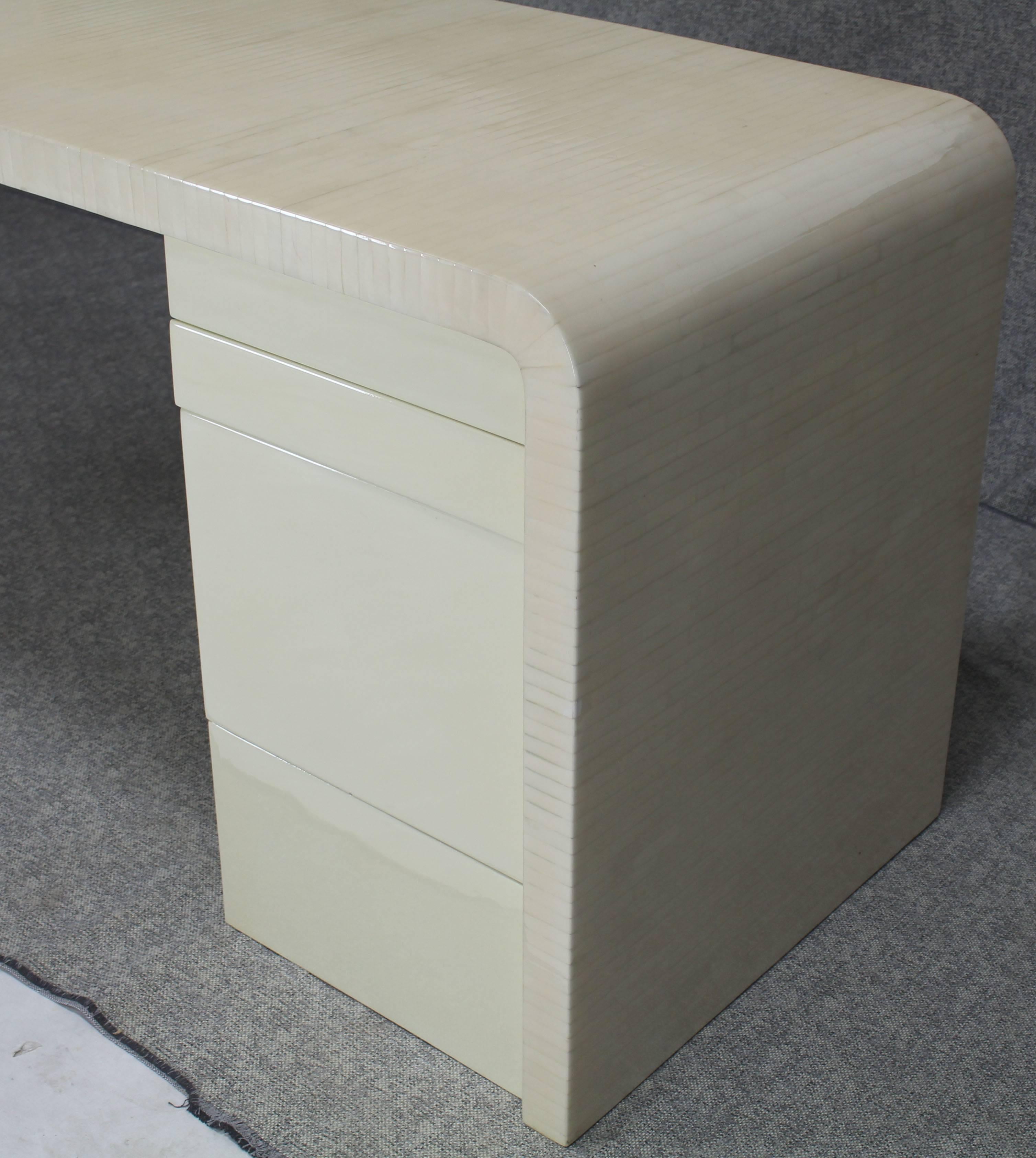 Mid-Century Modern Table de bureau à tiroir à dossier en carreaux d'os laqués blancs et tessellés en porte-à-faux en vente