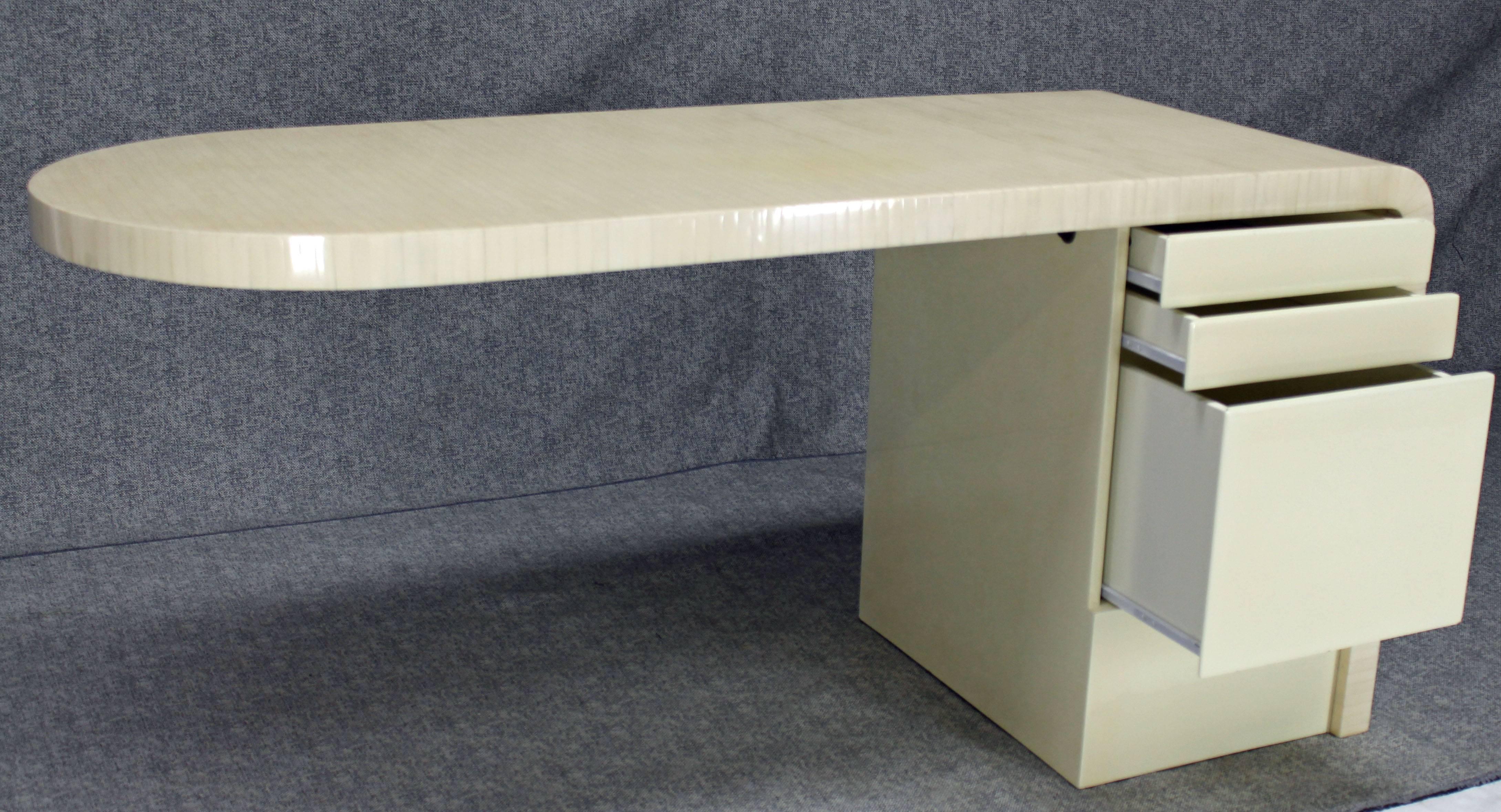 Laqué Table de bureau à tiroir à dossier en carreaux d'os laqués blancs et tessellés en porte-à-faux en vente
