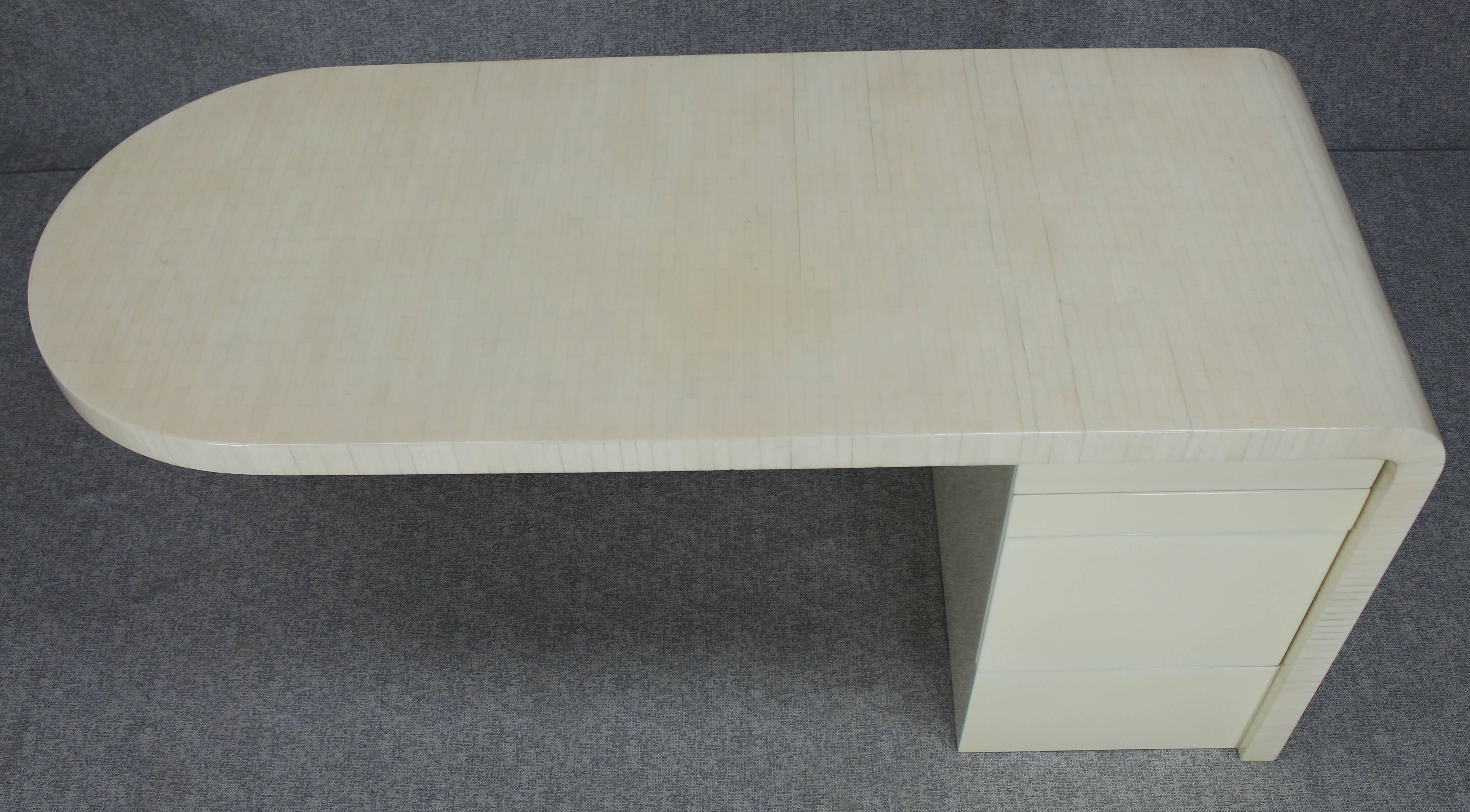 20ième siècle Table de bureau à tiroir à dossier en carreaux d'os laqués blancs et tessellés en porte-à-faux en vente