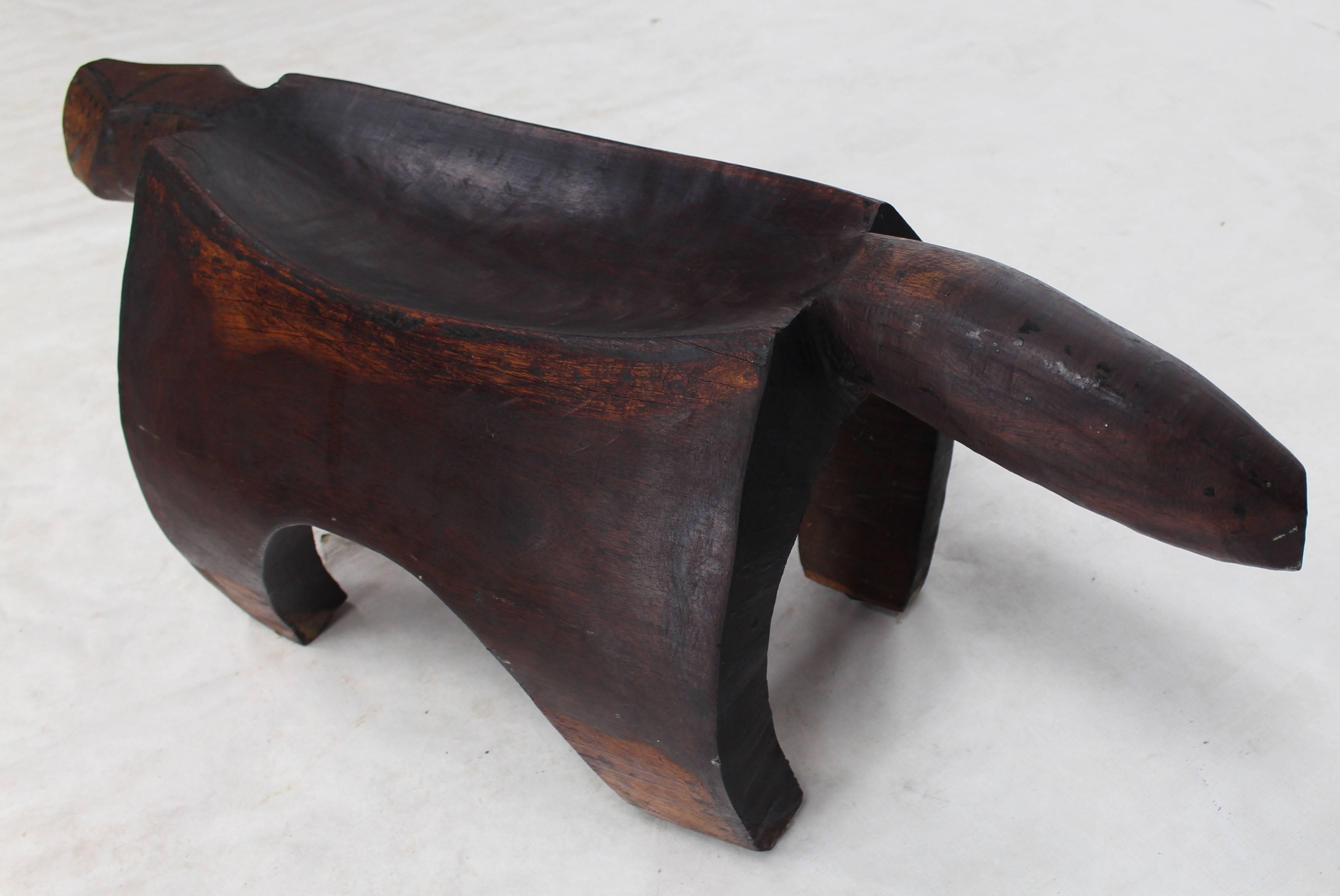 Volkskunst Schwere geschnitzte Log Bench Rhinoceros-Skulptur (Teakholz) im Angebot