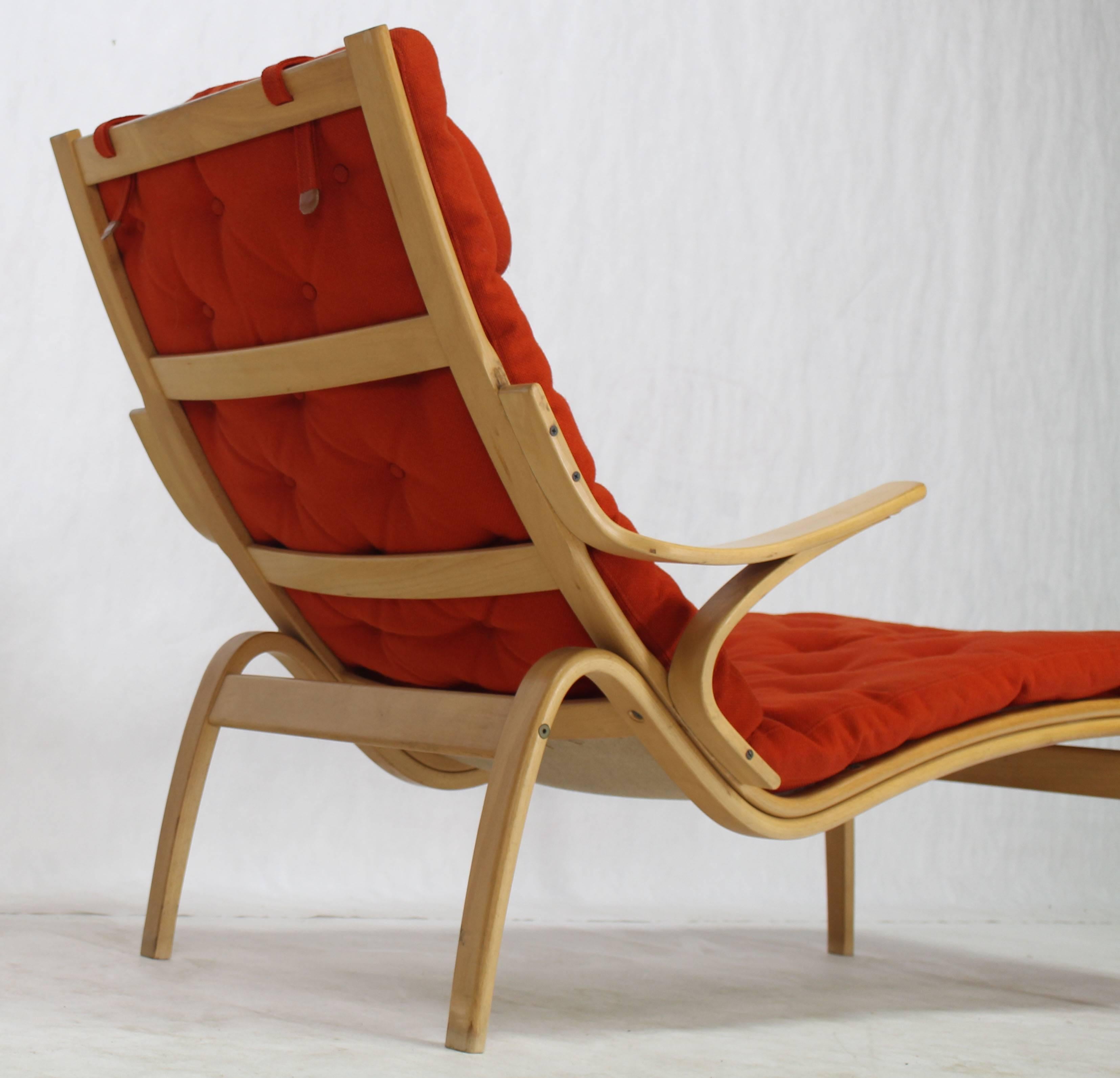 Bentwood Wool Upholstery Chaise Lounge Chair by Alvar Aalto for Artek  In Excellent Condition For Sale In Rockaway, NJ