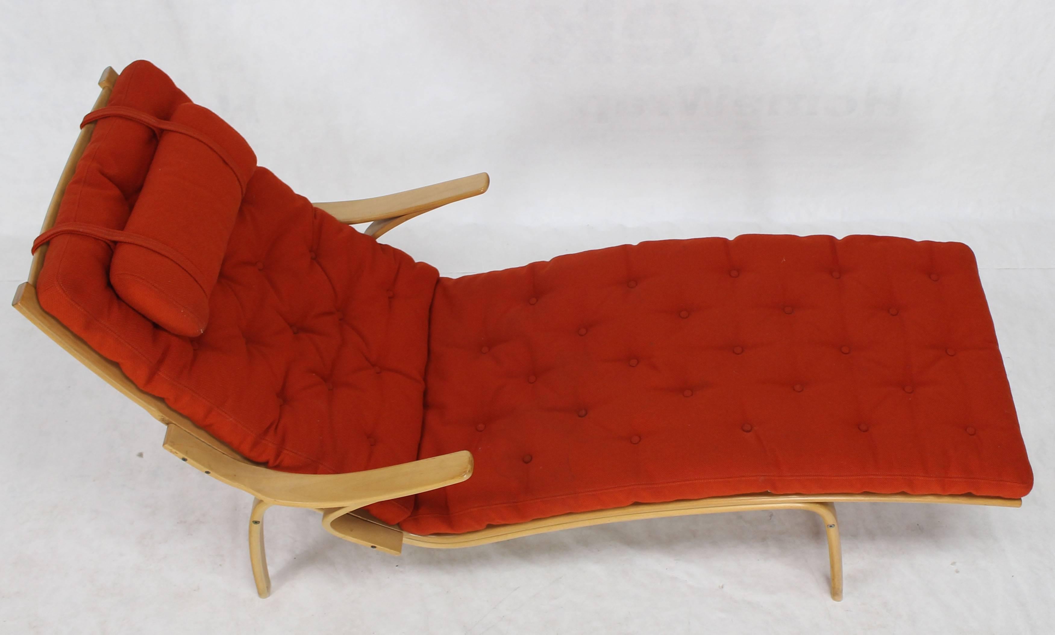 Finnish Bentwood Wool Upholstery Chaise Lounge Chair by Alvar Aalto for Artek  For Sale