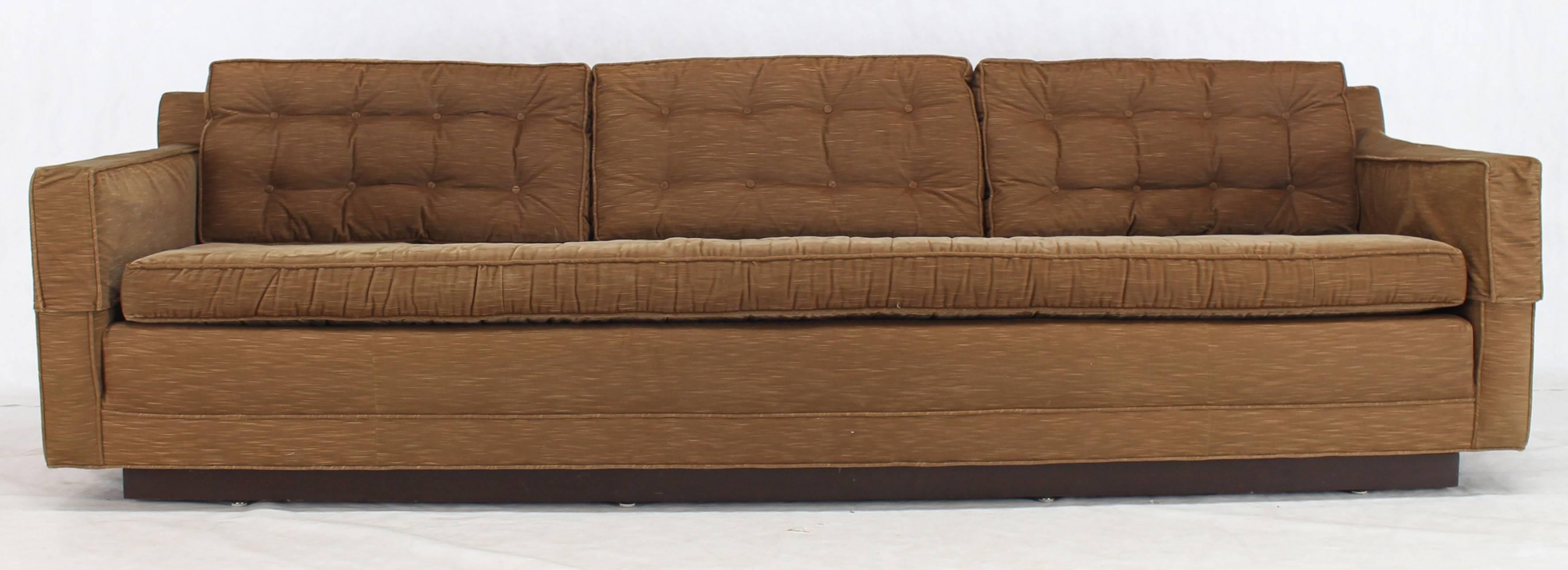 Mid-Century Modern Canapé à plateforme en velours Mocha mi-siècle moderne en vente