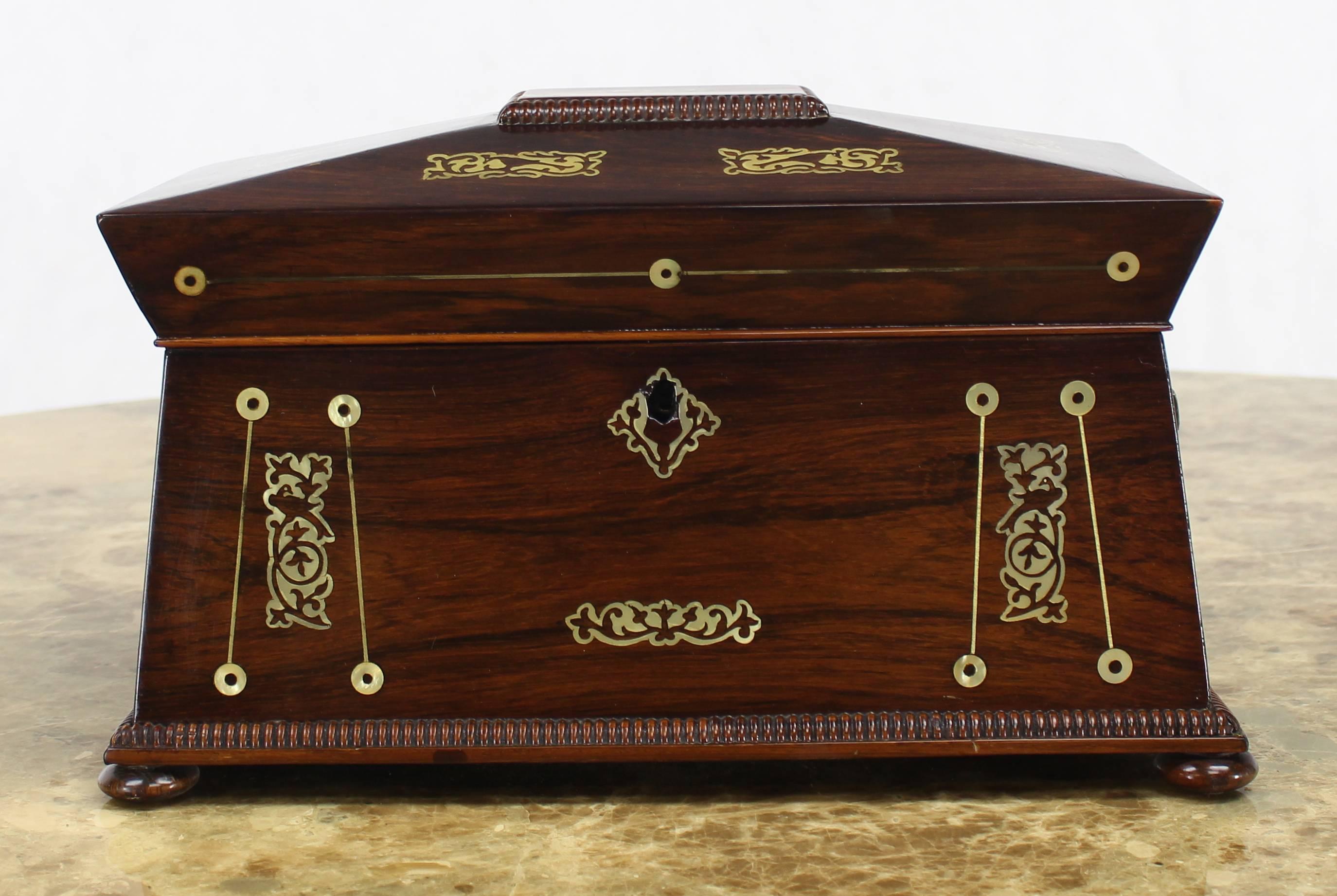 Perlmutt und Palisanderholz 19. Jahrhundert Tee Caddy Lack-Box in sehr gutem Zustand.