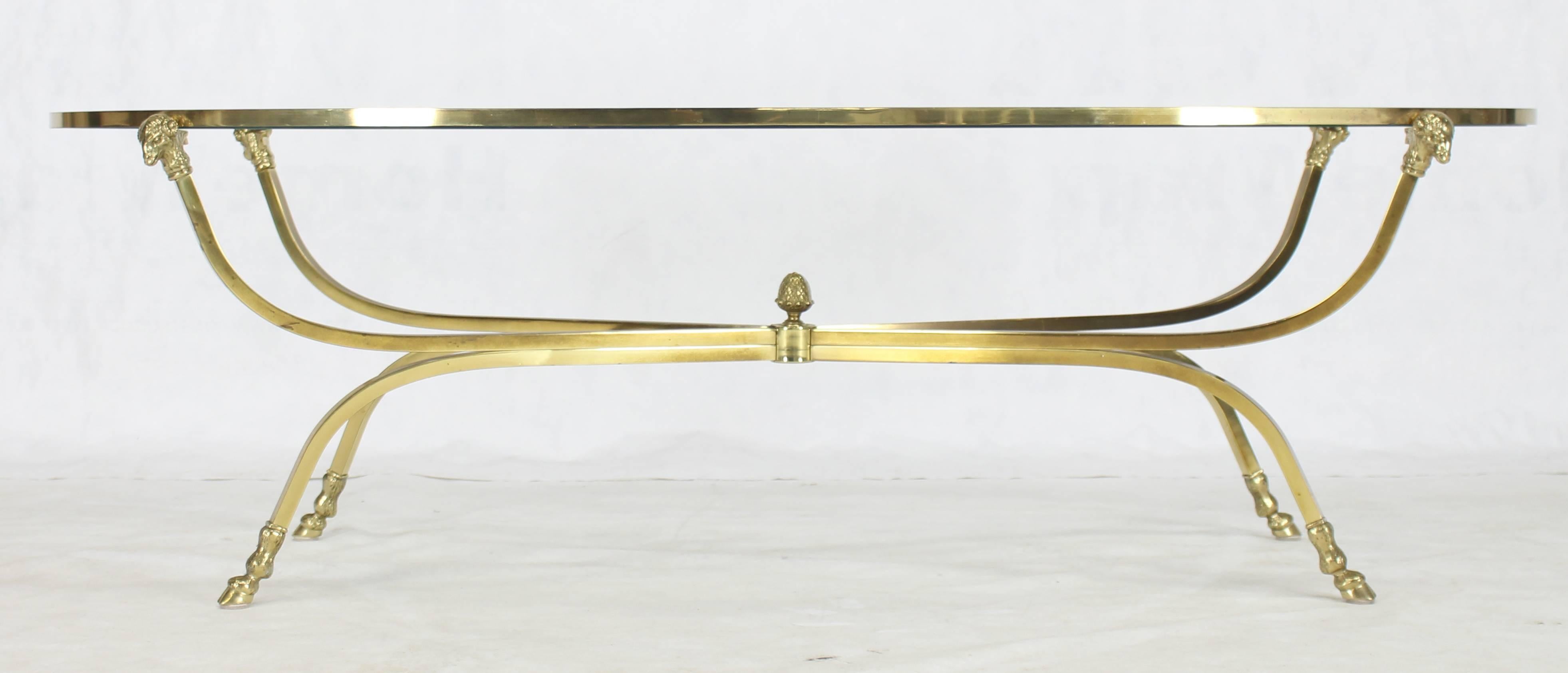 Großer ovaler Couchtisch mit polierter Messingglasplatte auf Hooffuß  (Moderne der Mitte des Jahrhunderts) im Angebot