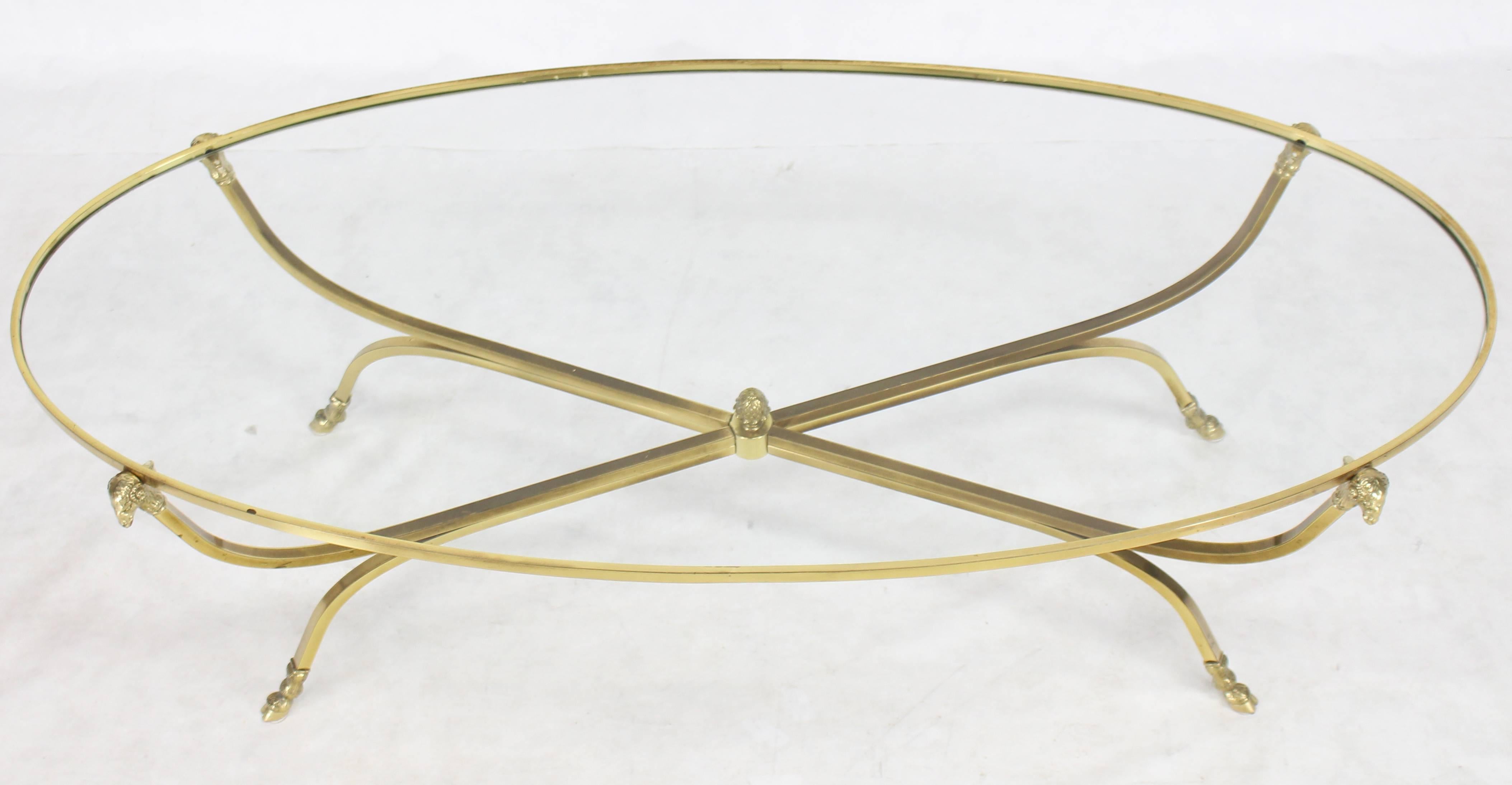 Table basse ovale en laiton et verre à pied en forme de sabot, de style moderne du milieu du siècle.