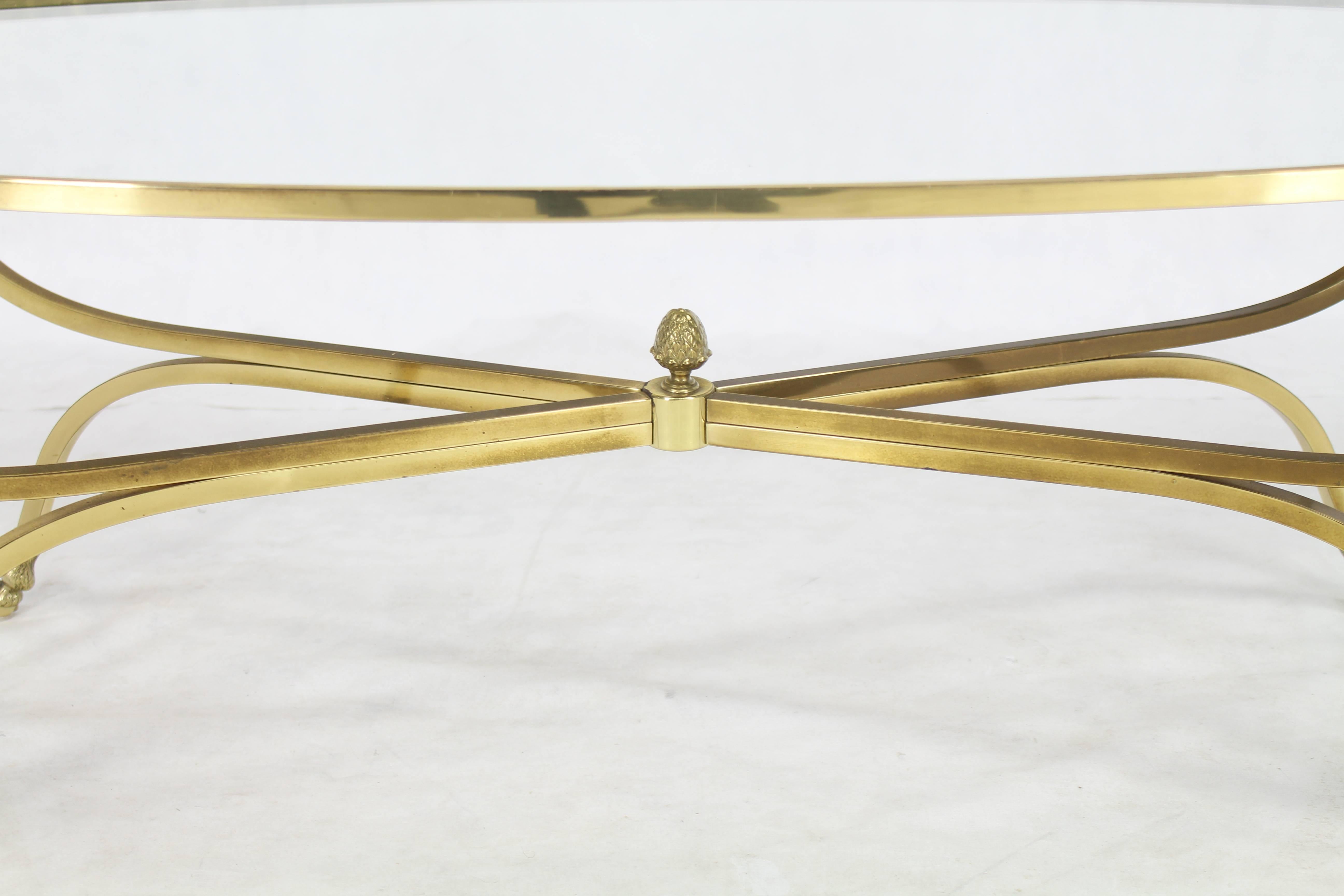 20ième siècle Grande table basse ovale en laiton poli avec plateau en verre sur pied en sabot  en vente