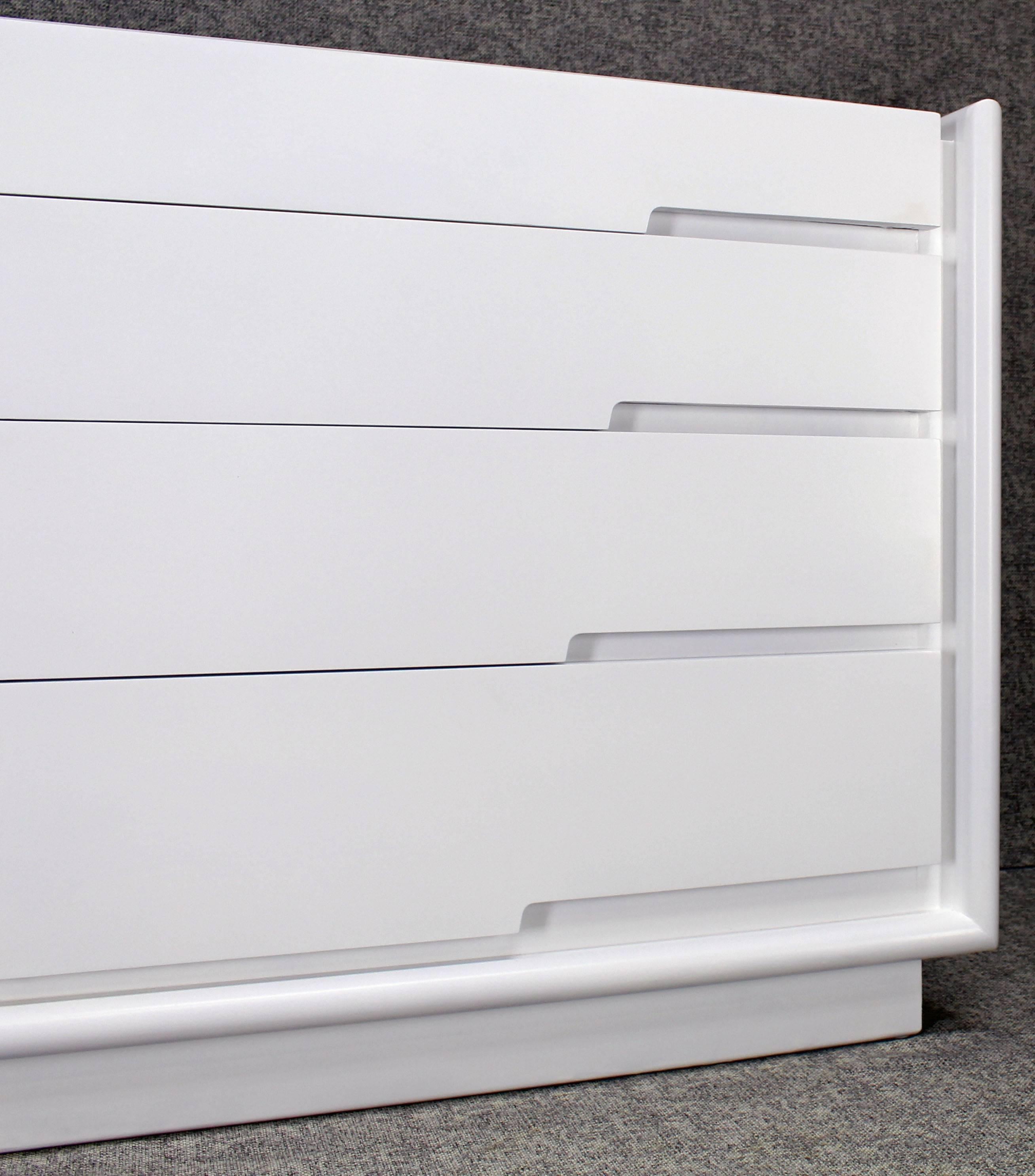 White Lacquer Eight Drawers Mid-Century Modern Double Dresser In Excellent Condition For Sale In Rockaway, NJ