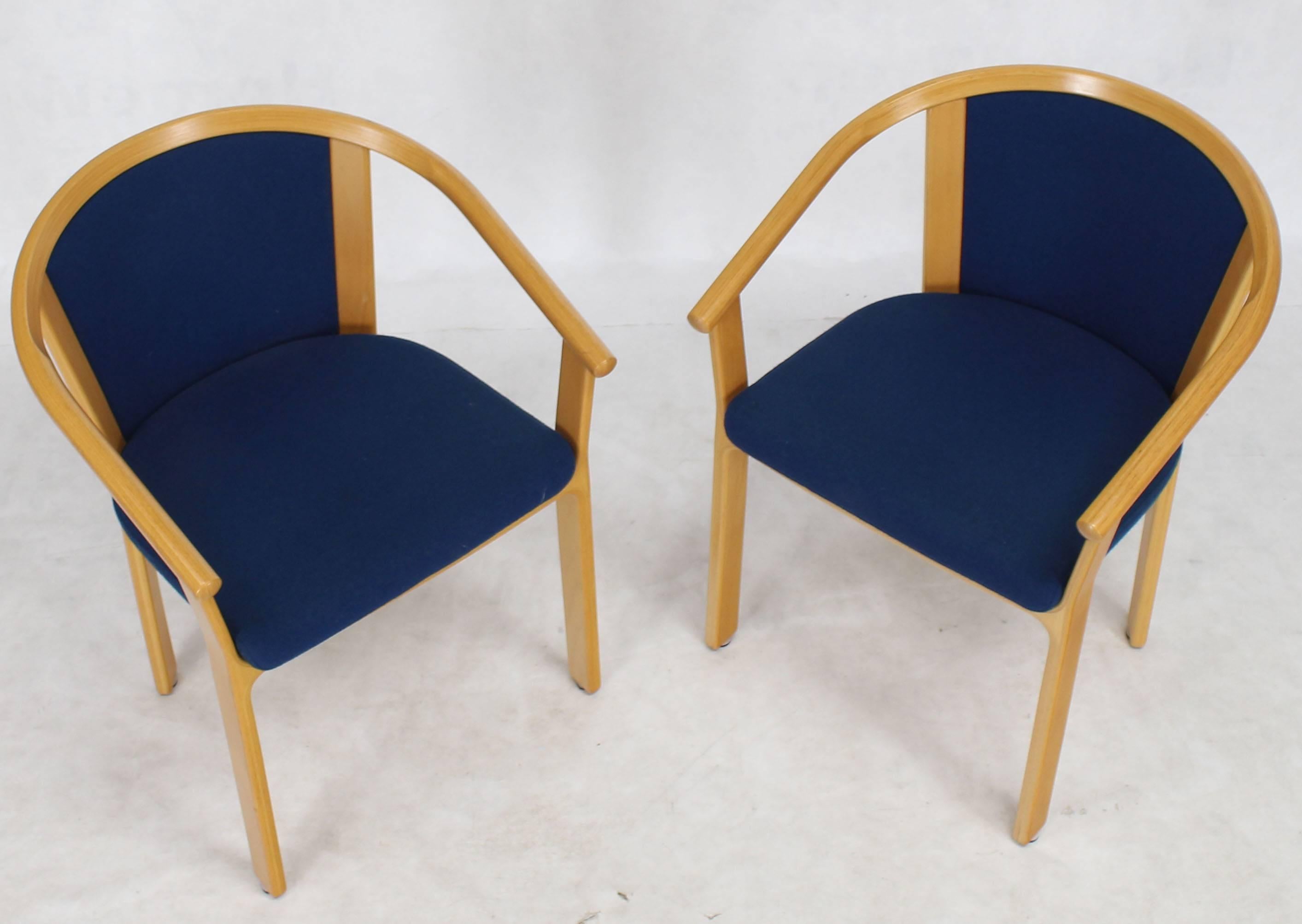 Moderne dänische Stühle mit Fassrückenlehne, Paar im Zustand „Hervorragend“ im Angebot in Rockaway, NJ