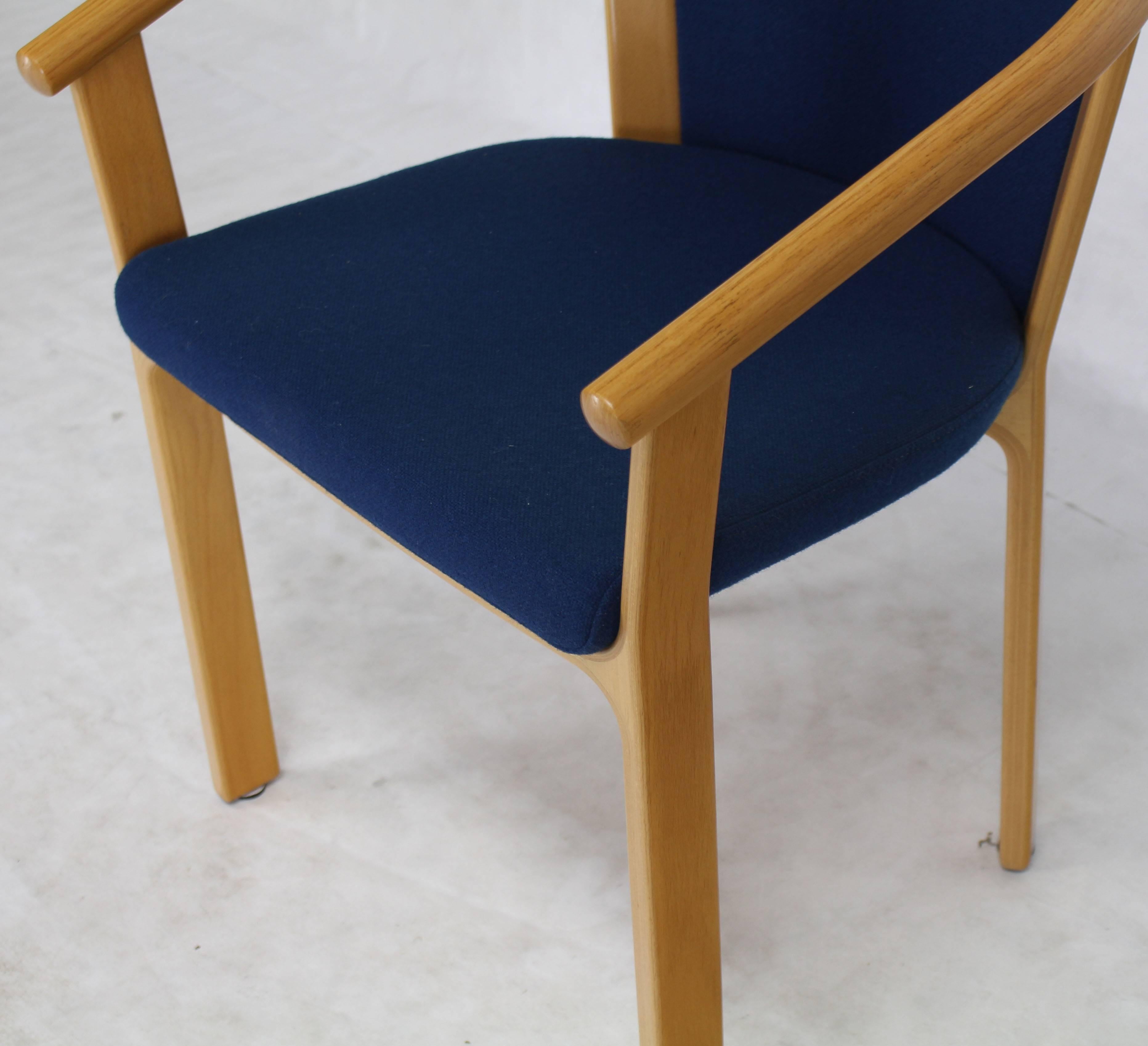 Moderne dänische Stühle mit Fassrückenlehne, Paar im Angebot 2