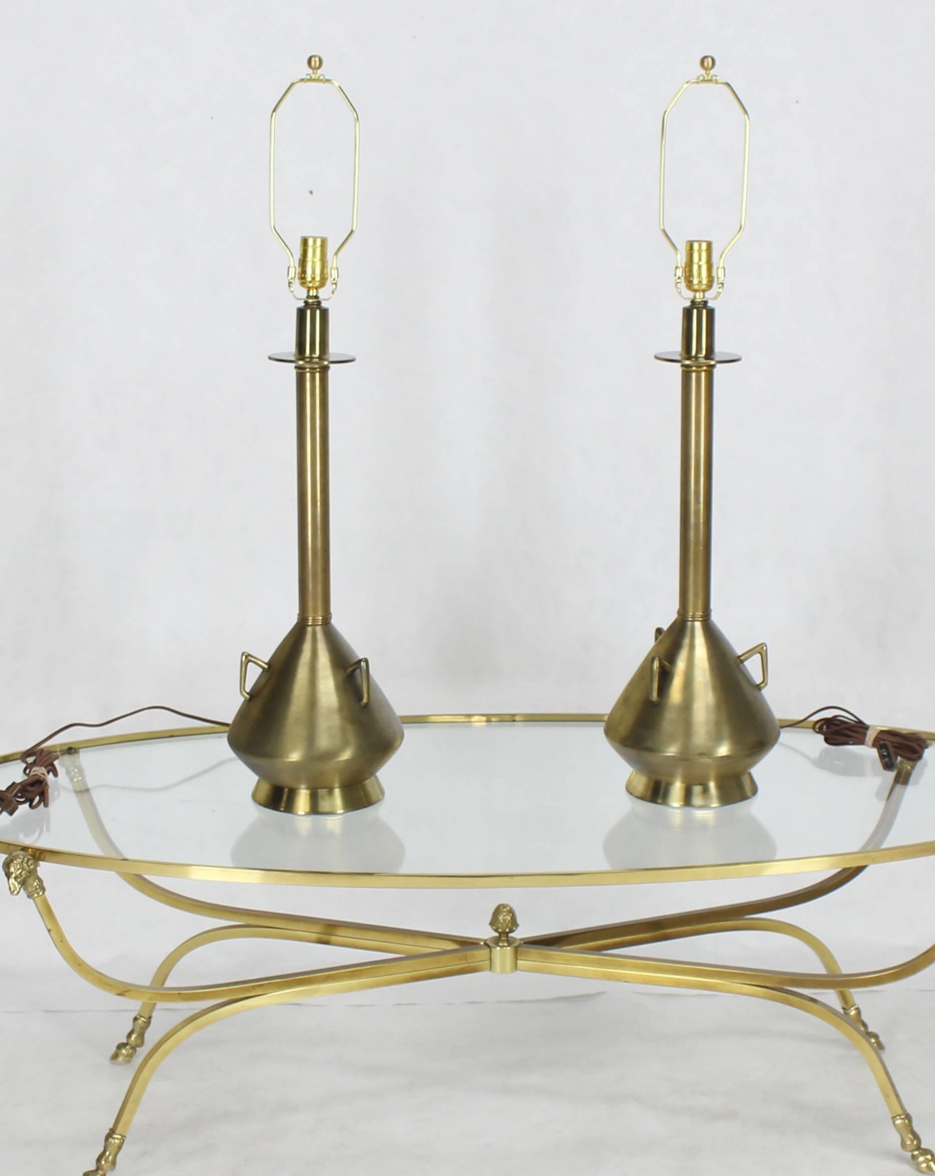 Pair of Brass Finish Metal Jug Shape Mid-Century Modern Table Lamps In Excellent Condition For Sale In Rockaway, NJ