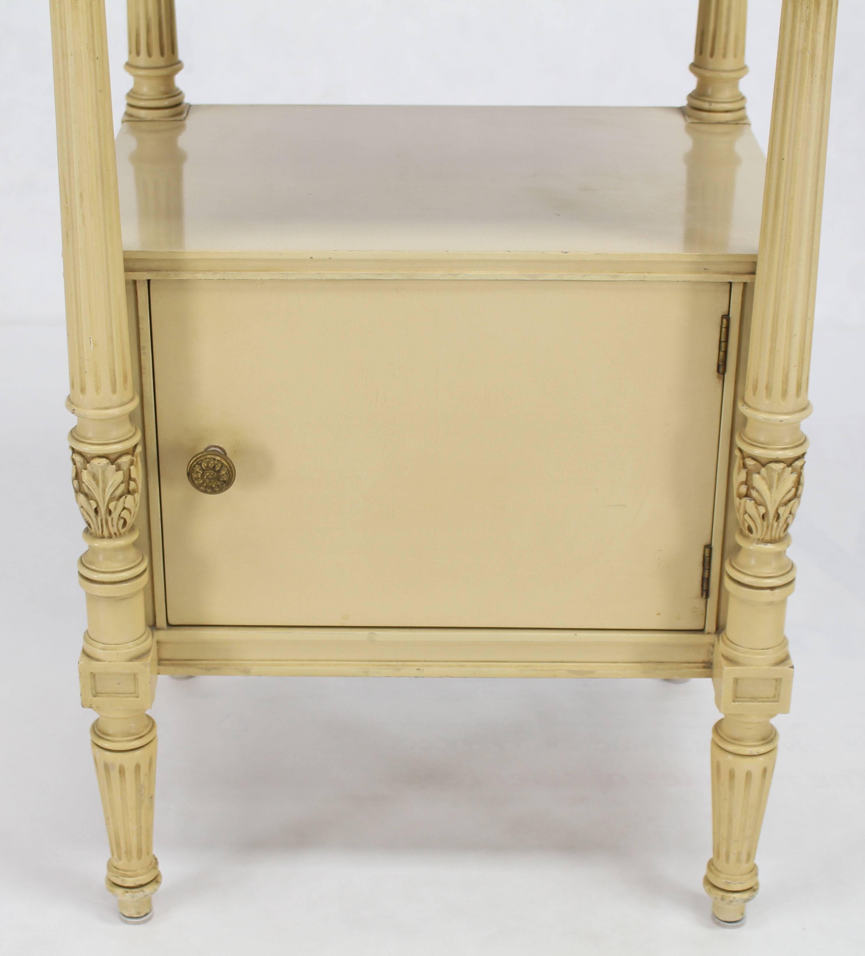 Flint Horner Carved Painted White Stand One Door One Draw Cabinet Stand In Excellent Condition For Sale In Rockaway, NJ