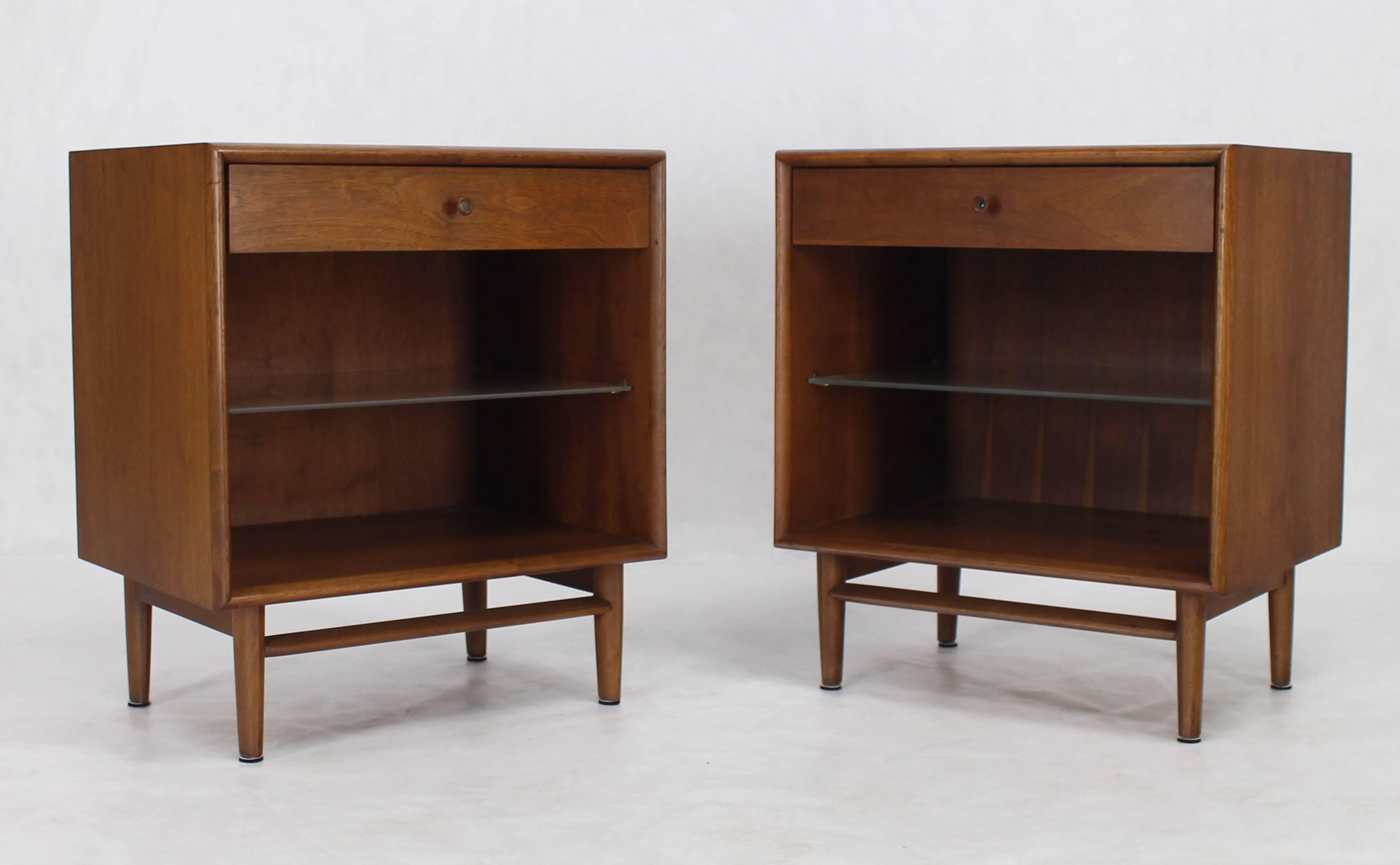 Pair of Walnut One Drawer Nightstands or End Tables In Excellent Condition In Rockaway, NJ