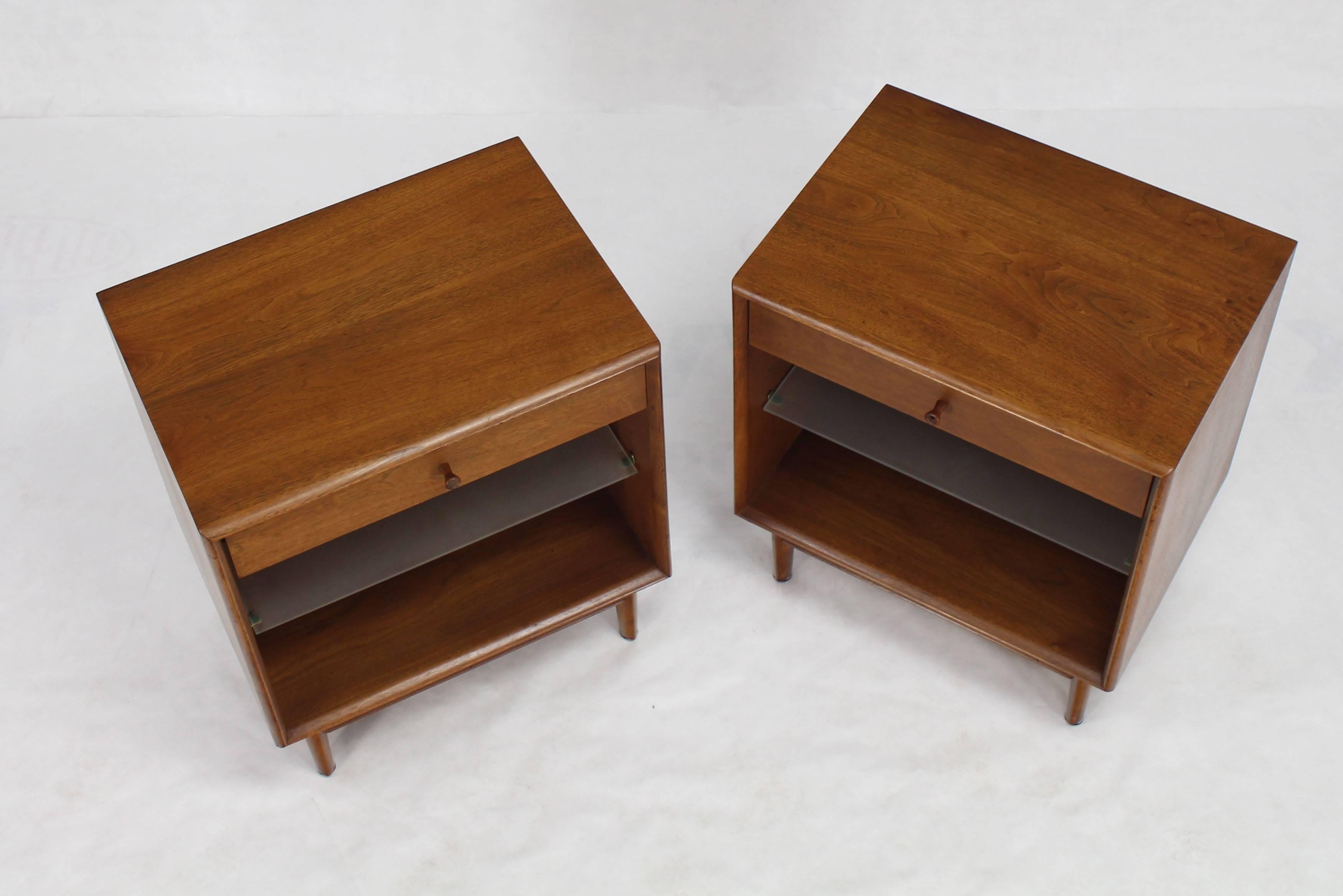 20th Century Pair of Walnut One Drawer Nightstands or End Tables