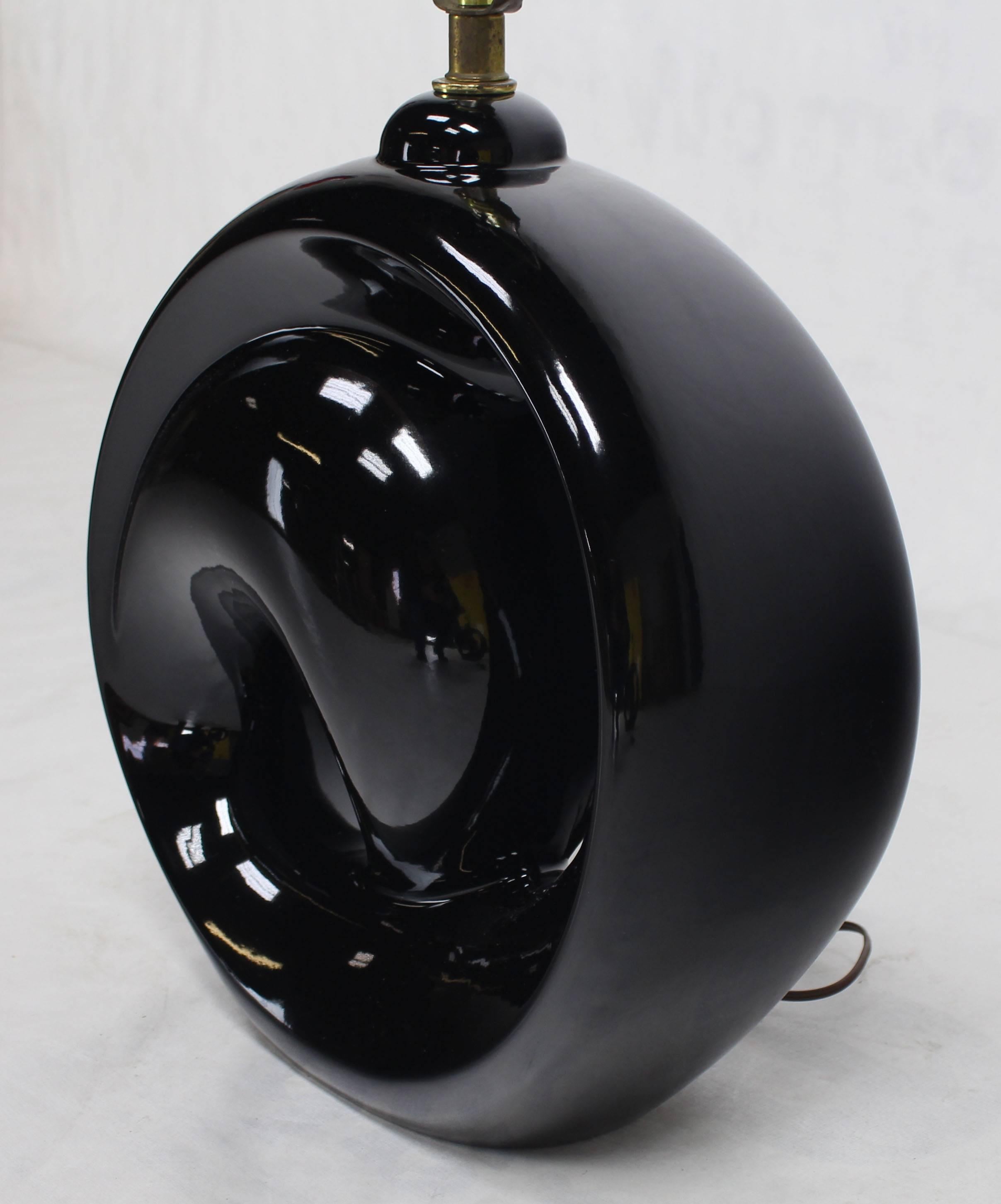 20ième siècle Paire de lampes de table rondes modernes mi-siècle moderne en poterie à glaçure noire en vente