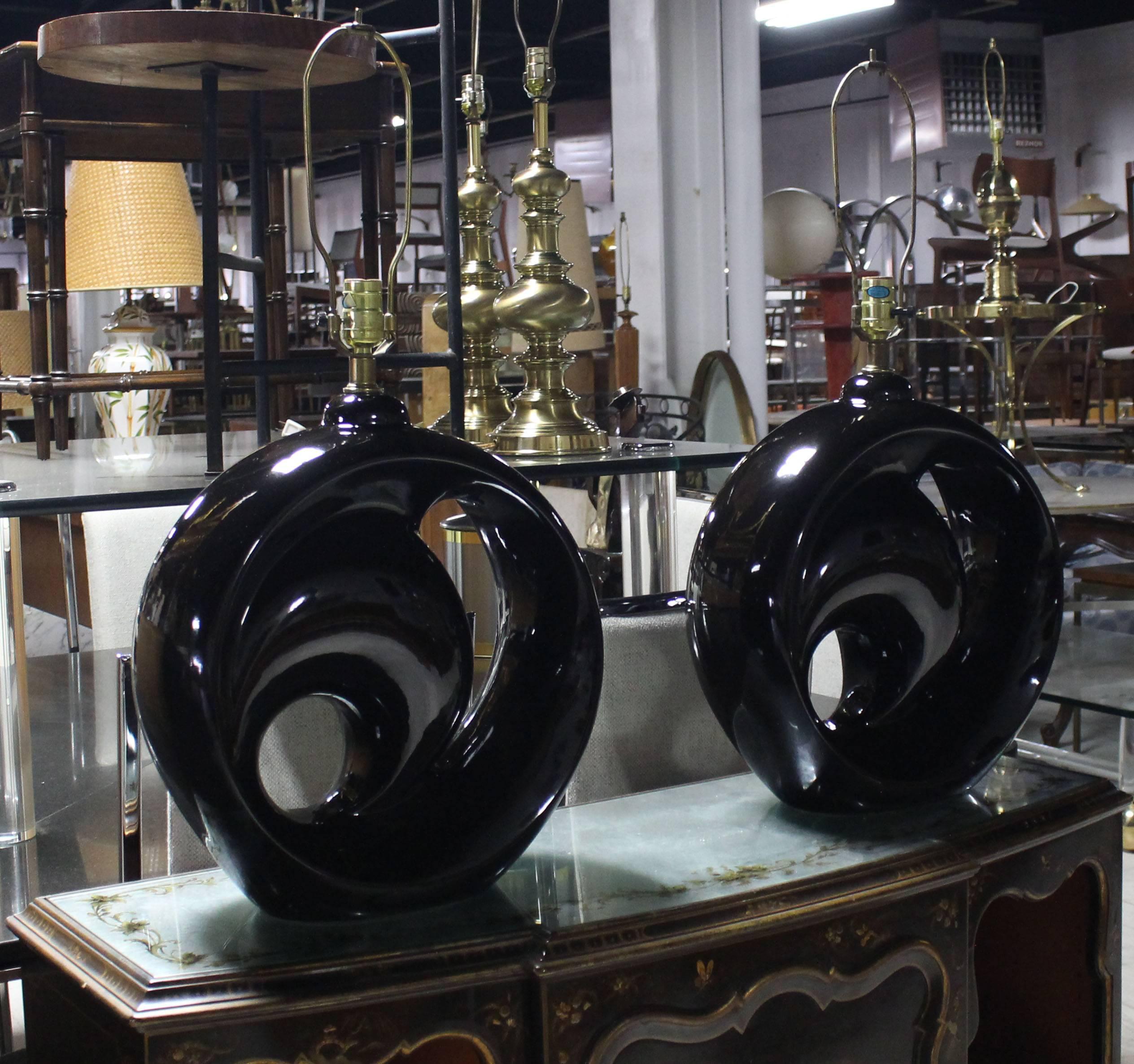 Paire de lampes de table rondes modernes mi-siècle moderne en poterie à glaçure noire en vente 2