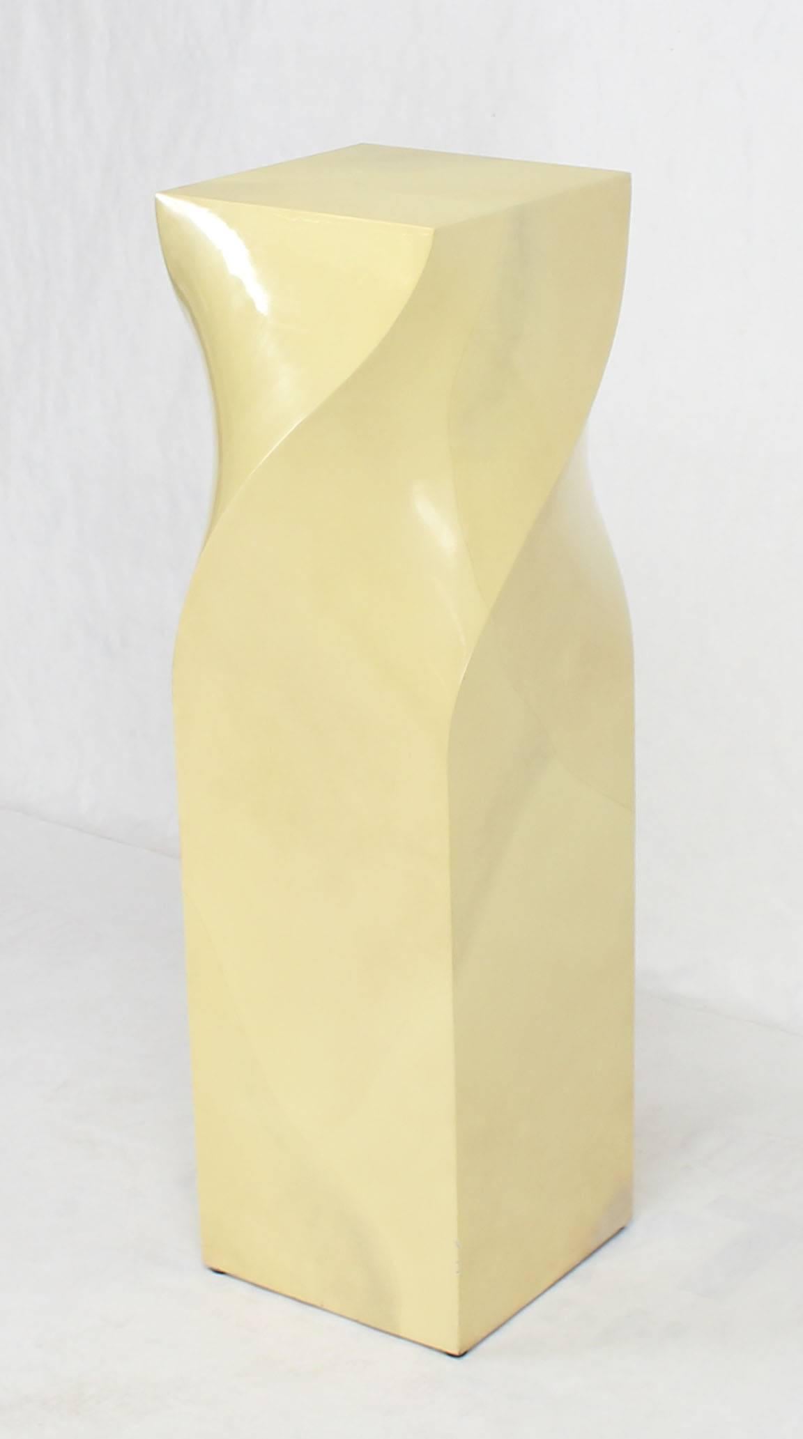 Expositor con pedestal de estilo moderno de mediados de siglo, lacado y acabado en piel de cabra sintética.
 