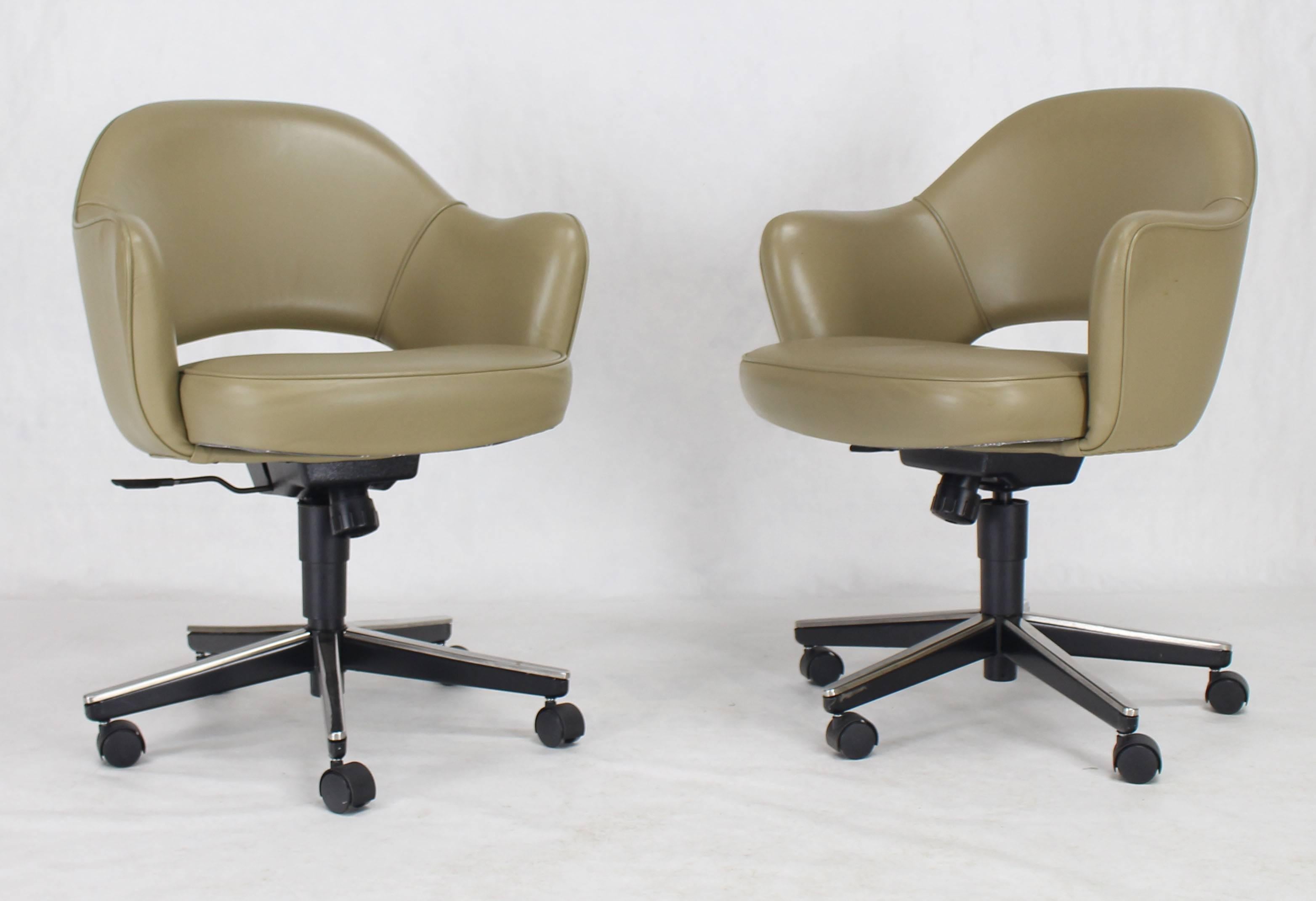 Mid-Century Modern Olive Leather Knoll Saarinen Six Executive Bucket Chairs Set For Sale