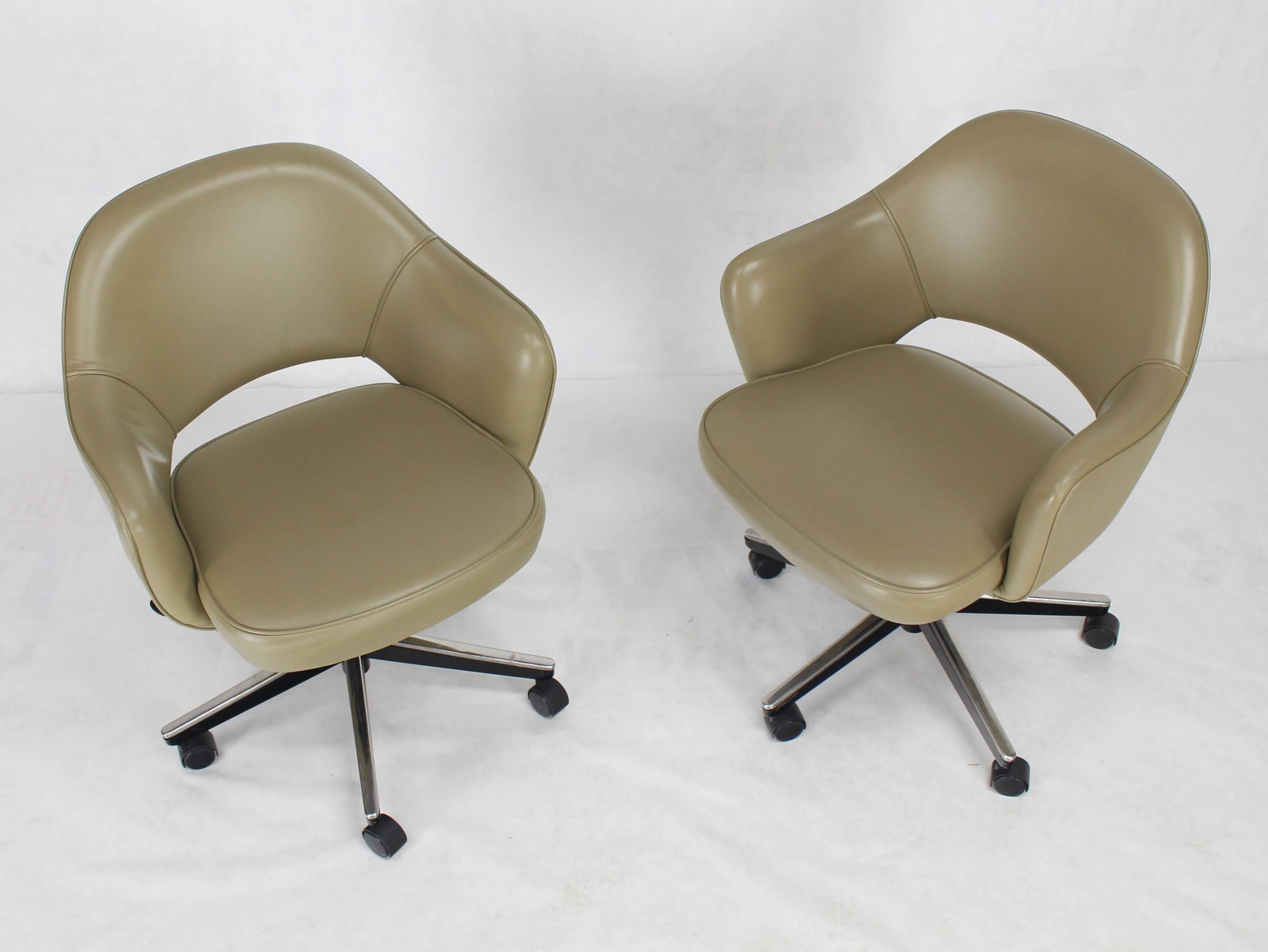 Olive Leather Knoll Saarinen Six Executive Bucket Chairs Set In Excellent Condition For Sale In Rockaway, NJ