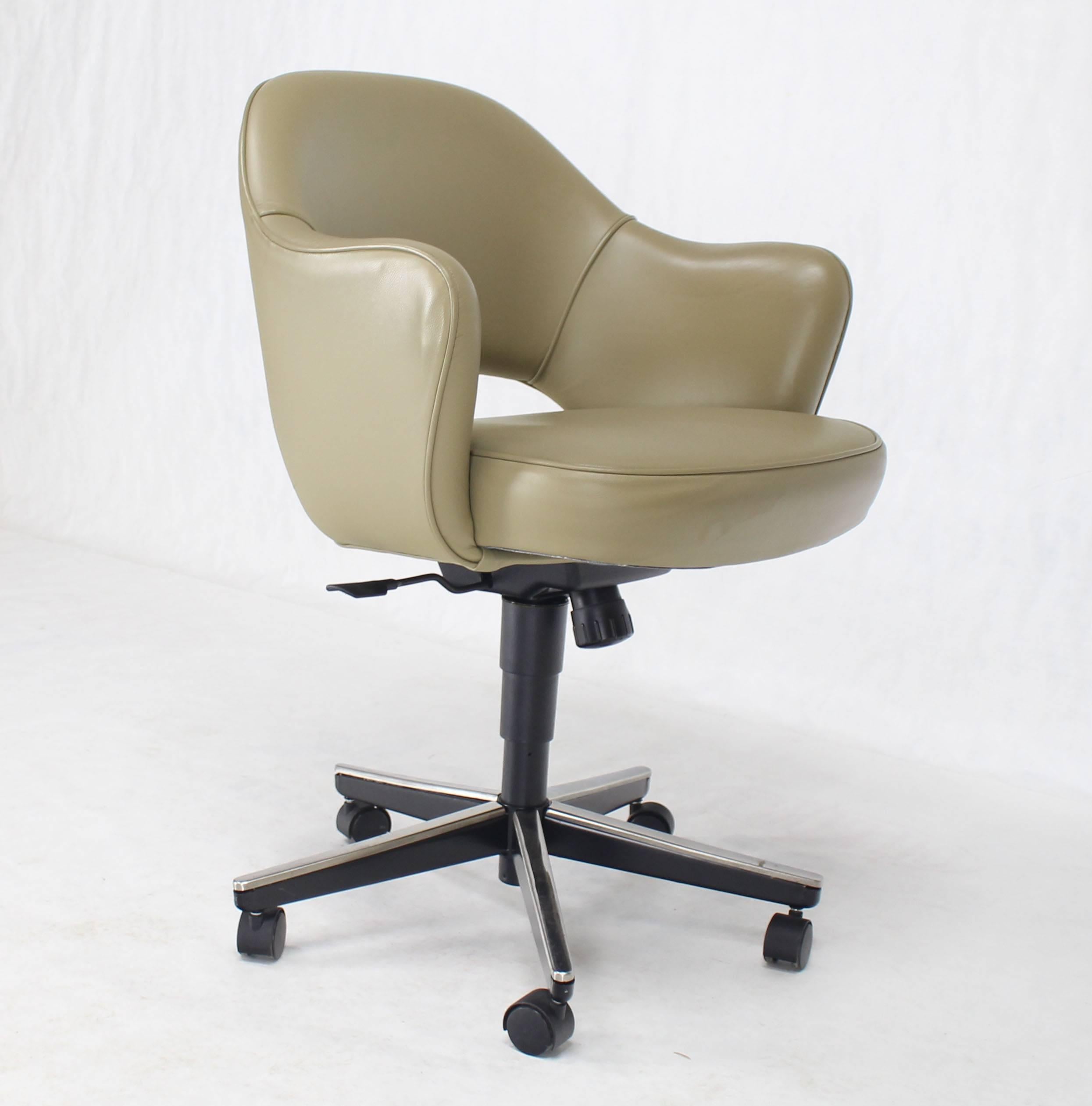 Ensemble de six fauteuils de direction en cuir olive Knoll Saarinen en vente 3
