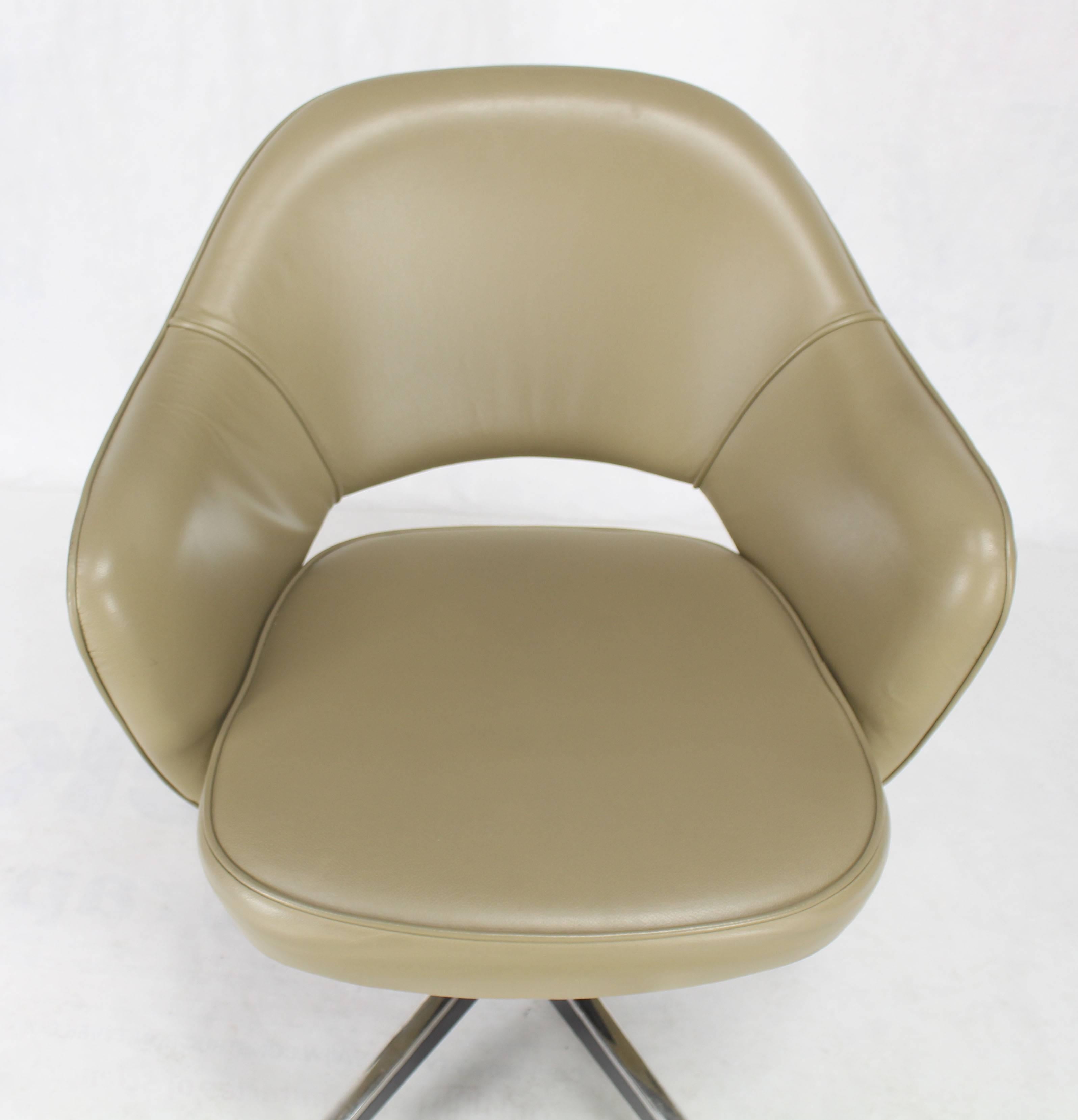 Ensemble de six fauteuils de direction en cuir olive Knoll Saarinen en vente 2