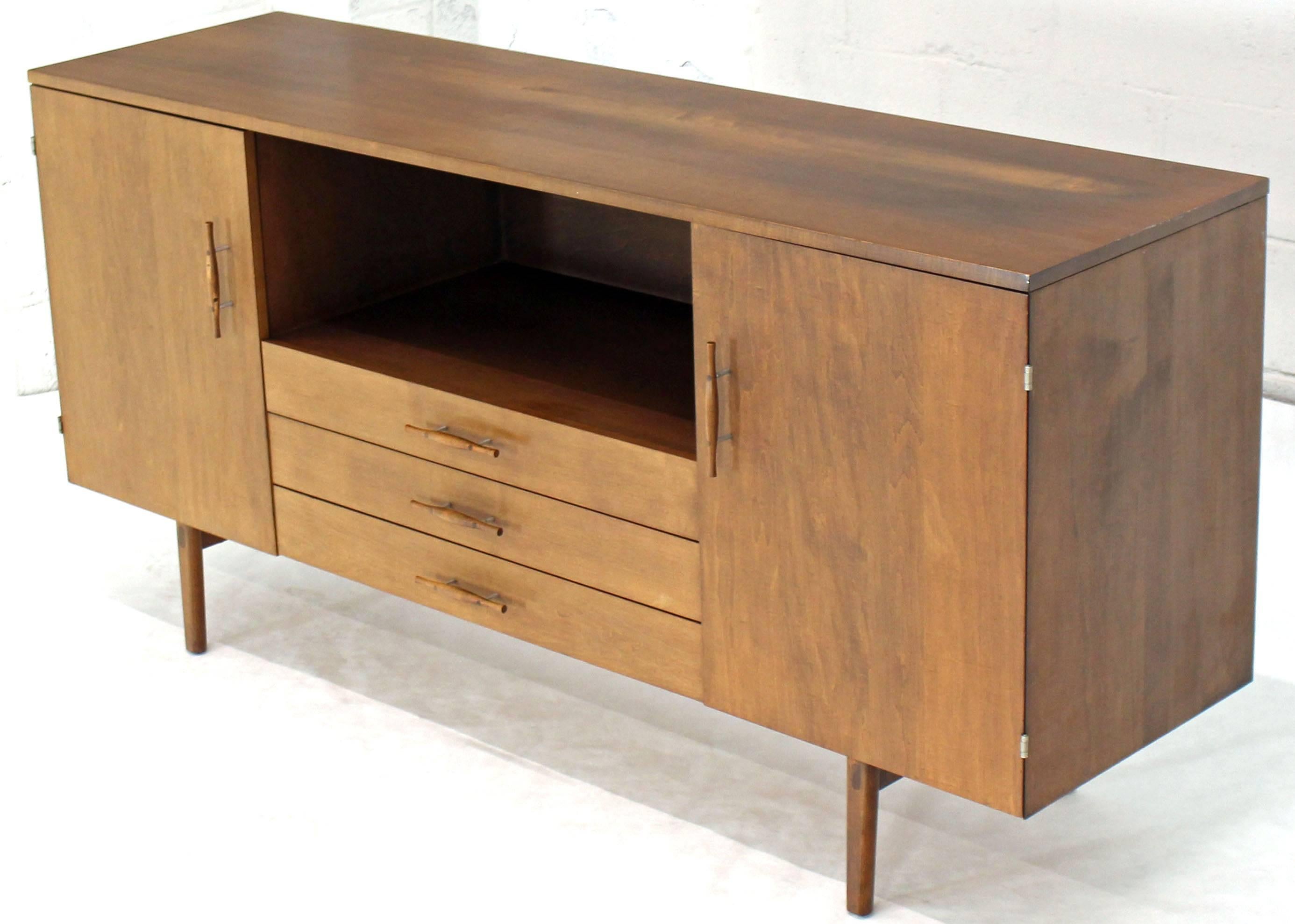 Belle maniglie in legno tre scomparti tre cassetti Paul McCobb credenza. Bella base per la TV. Eccellenti condizioni originali d'epoca con bellissime venature del legno.