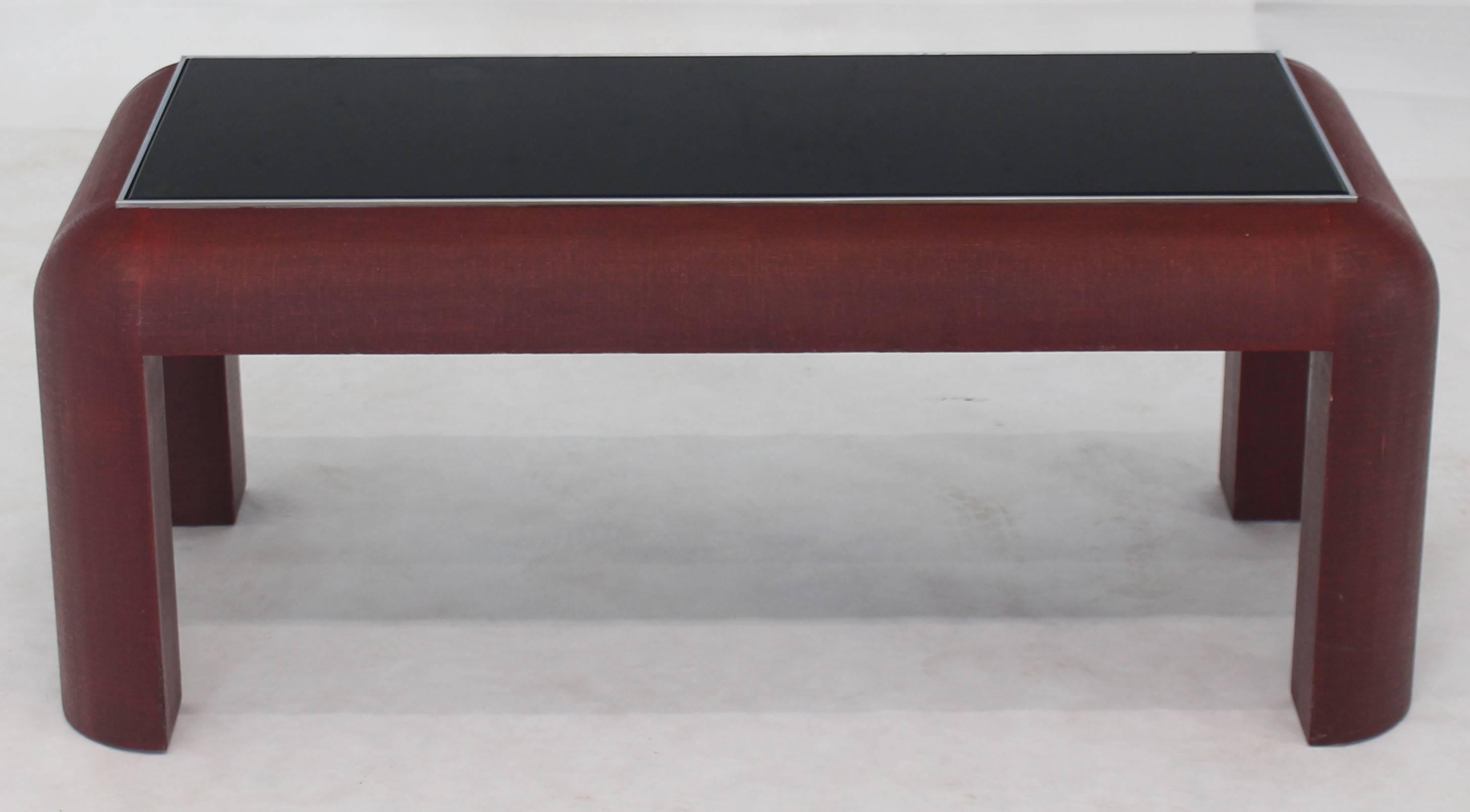 Table basse rectangulaire moderne du milieu du siècle, enveloppée de tissu et laquée, avec un épais plateau en verre noir dans un cadre chromé.
