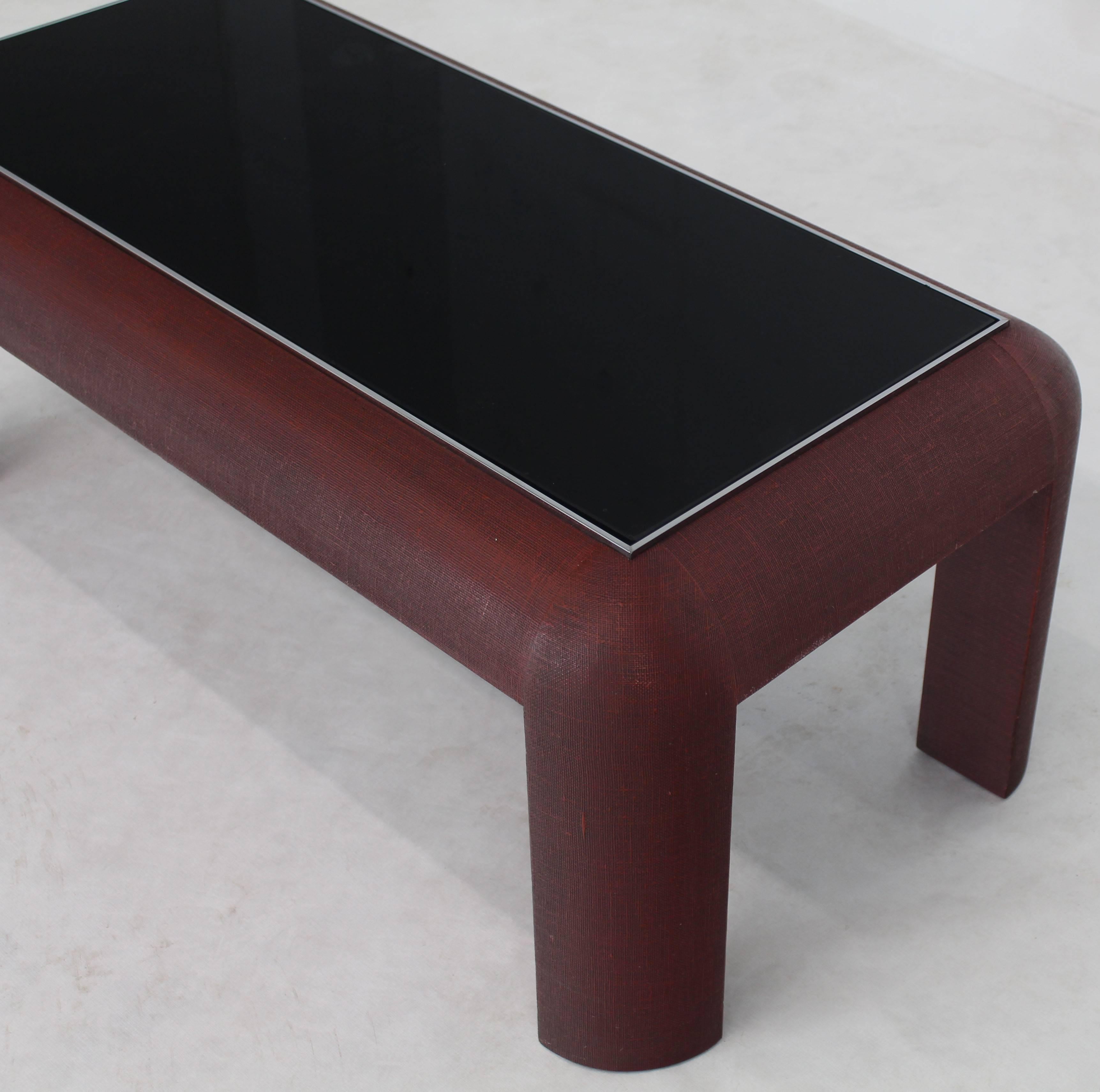 Américain Table basse rectangulaire enveloppée de tissu, finition bourgogne, verre noir, cadre chromé en vente