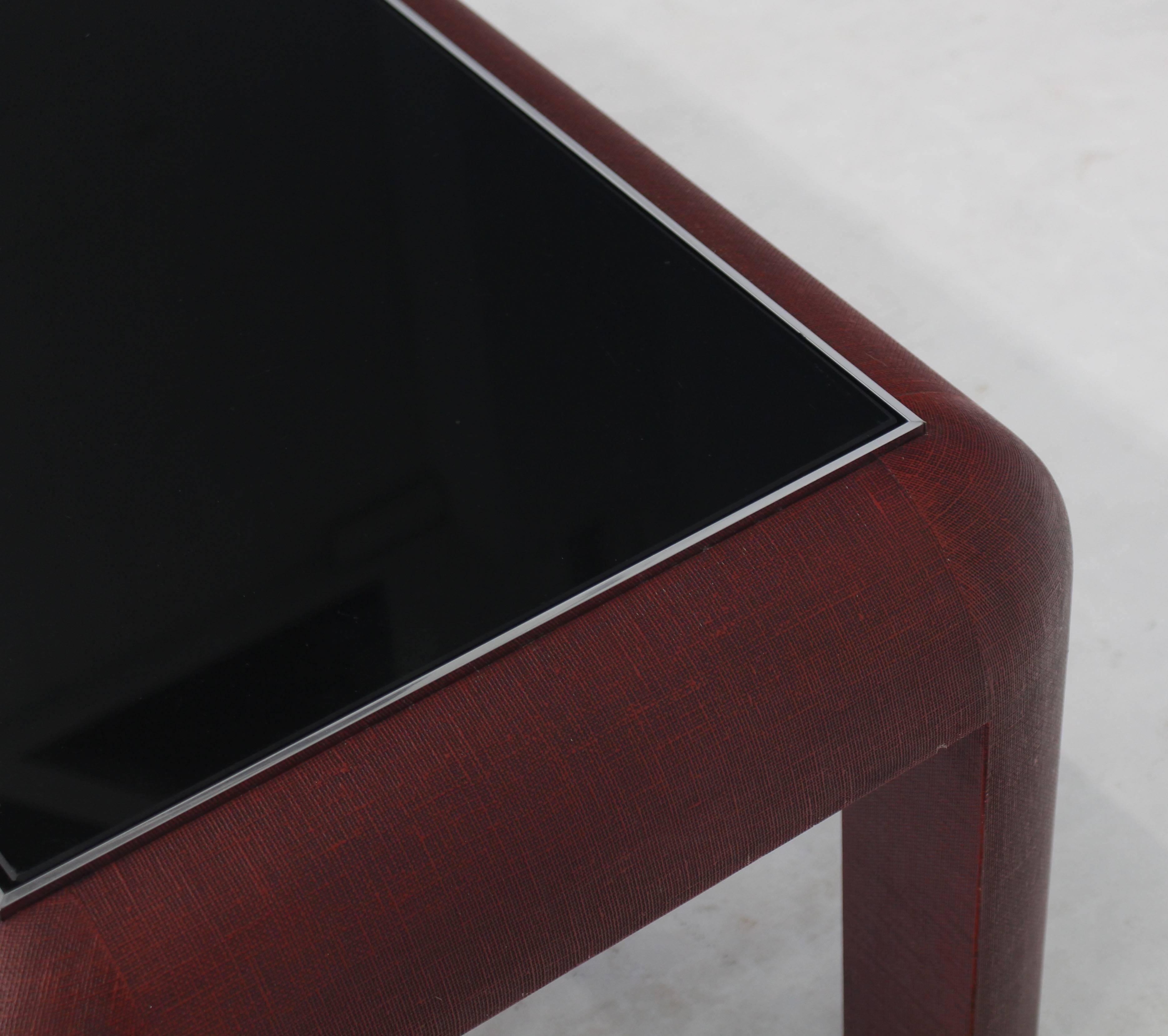 20ième siècle Table basse rectangulaire enveloppée de tissu, finition bourgogne, verre noir, cadre chromé en vente