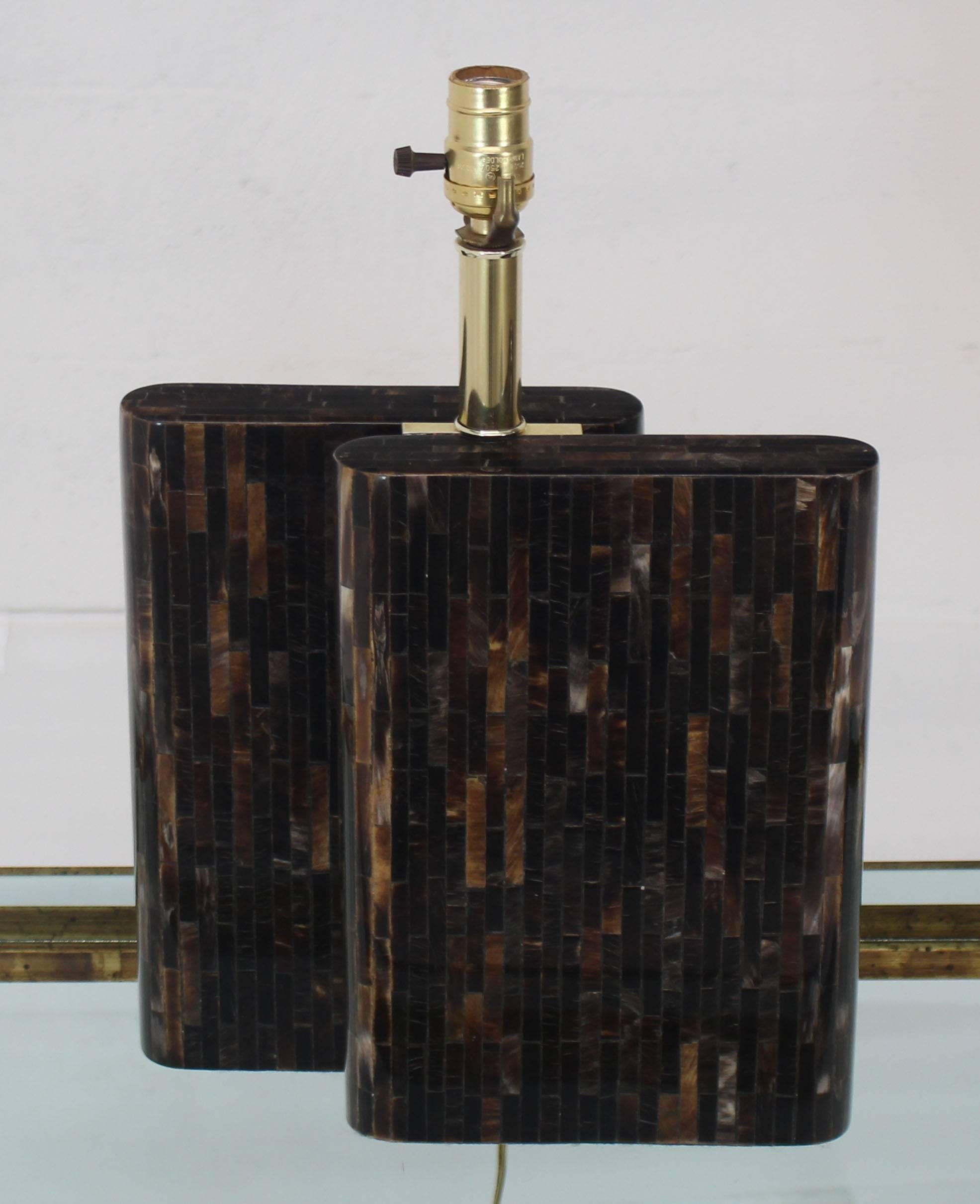 Sharp looking mid century modern tessellated dark bone table lamp.