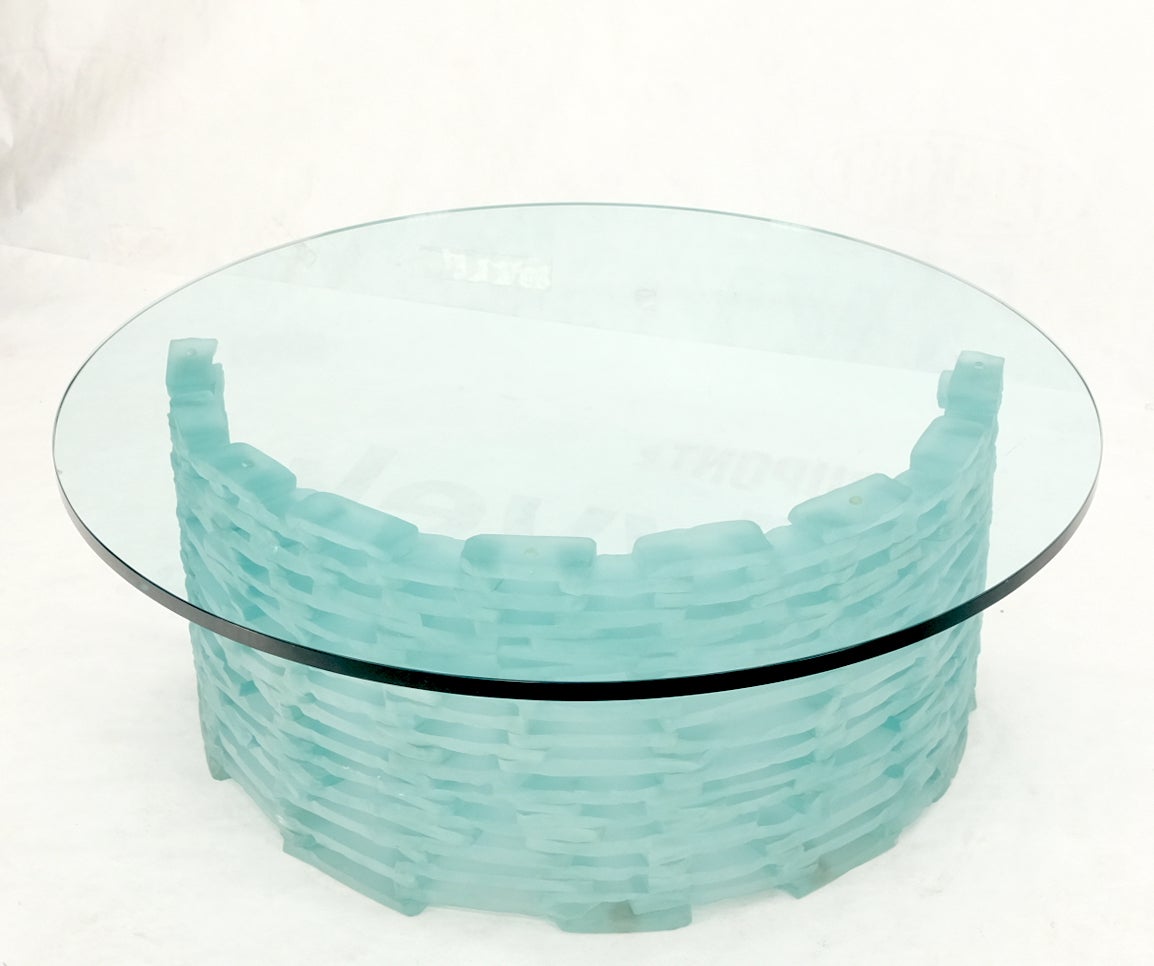 Couchtisch mit runder Platte aus Milchglasblöcken in C-Form mit mattiertem Sockel „Ice“