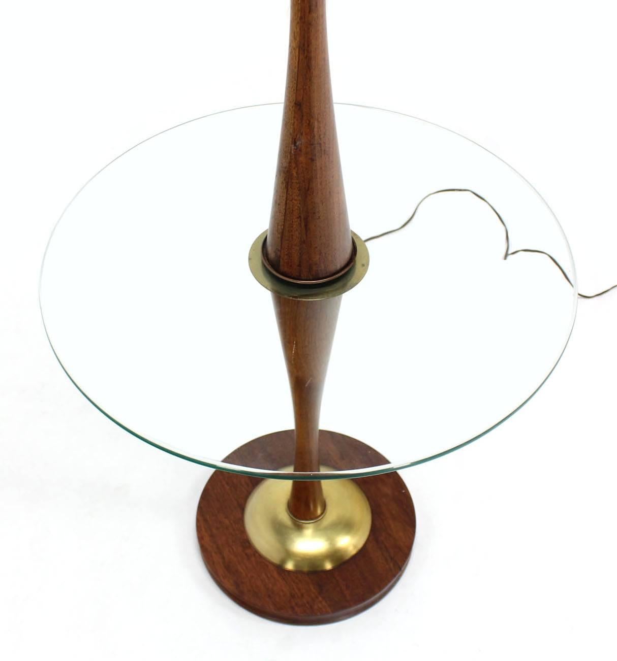 20ième siècle Lampadaire sculptural moderne mi-siècle avec table d'appoint ronde en verre en vente