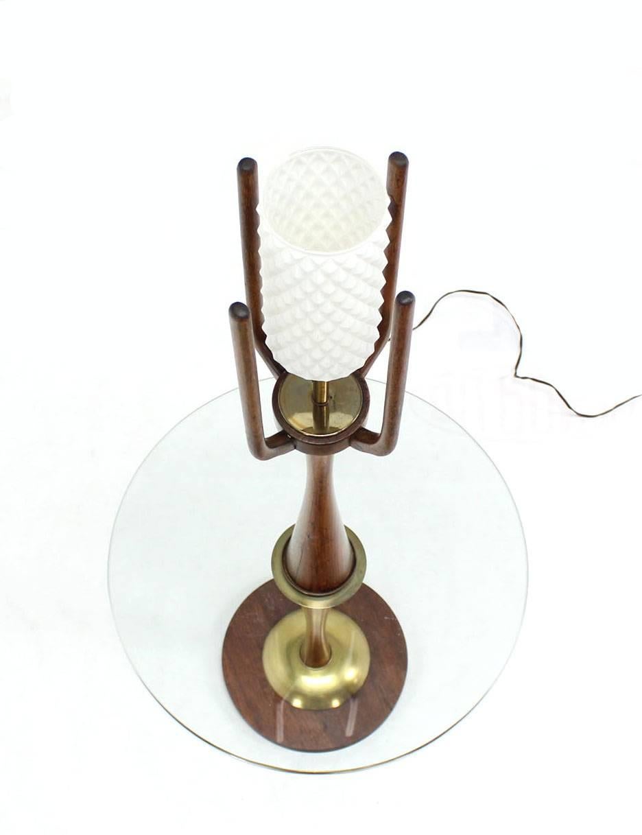 Skulpturale Mid-Century Modern Stehlampe mit integriertem runden Glas-Beistelltisch (amerikanisch) im Angebot