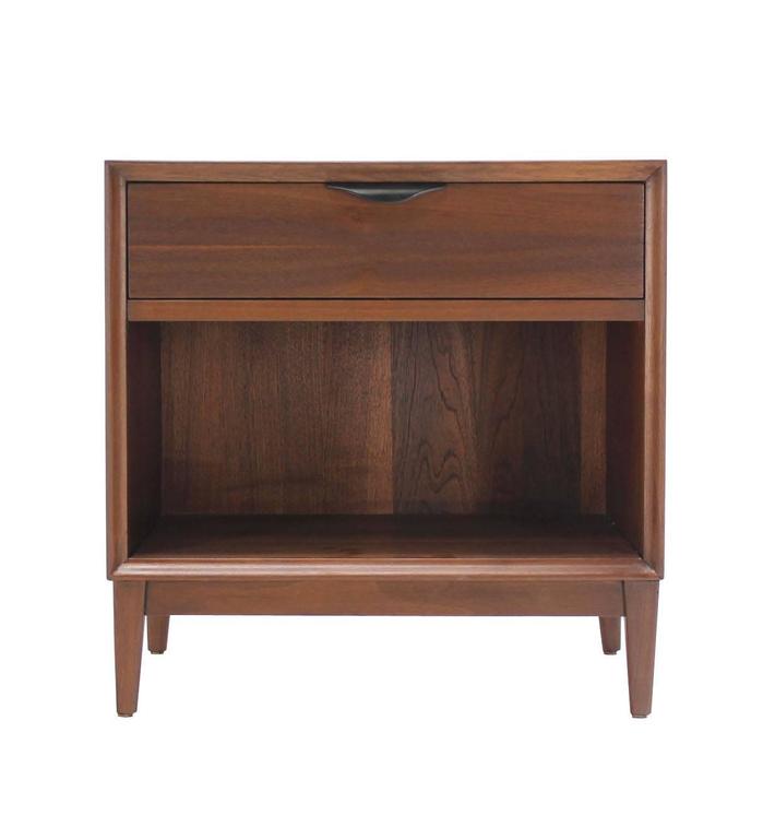 Mid Century Modern Walnut End Side Table or Nightstand In Excellent Condition For Sale In Rockaway, NJ