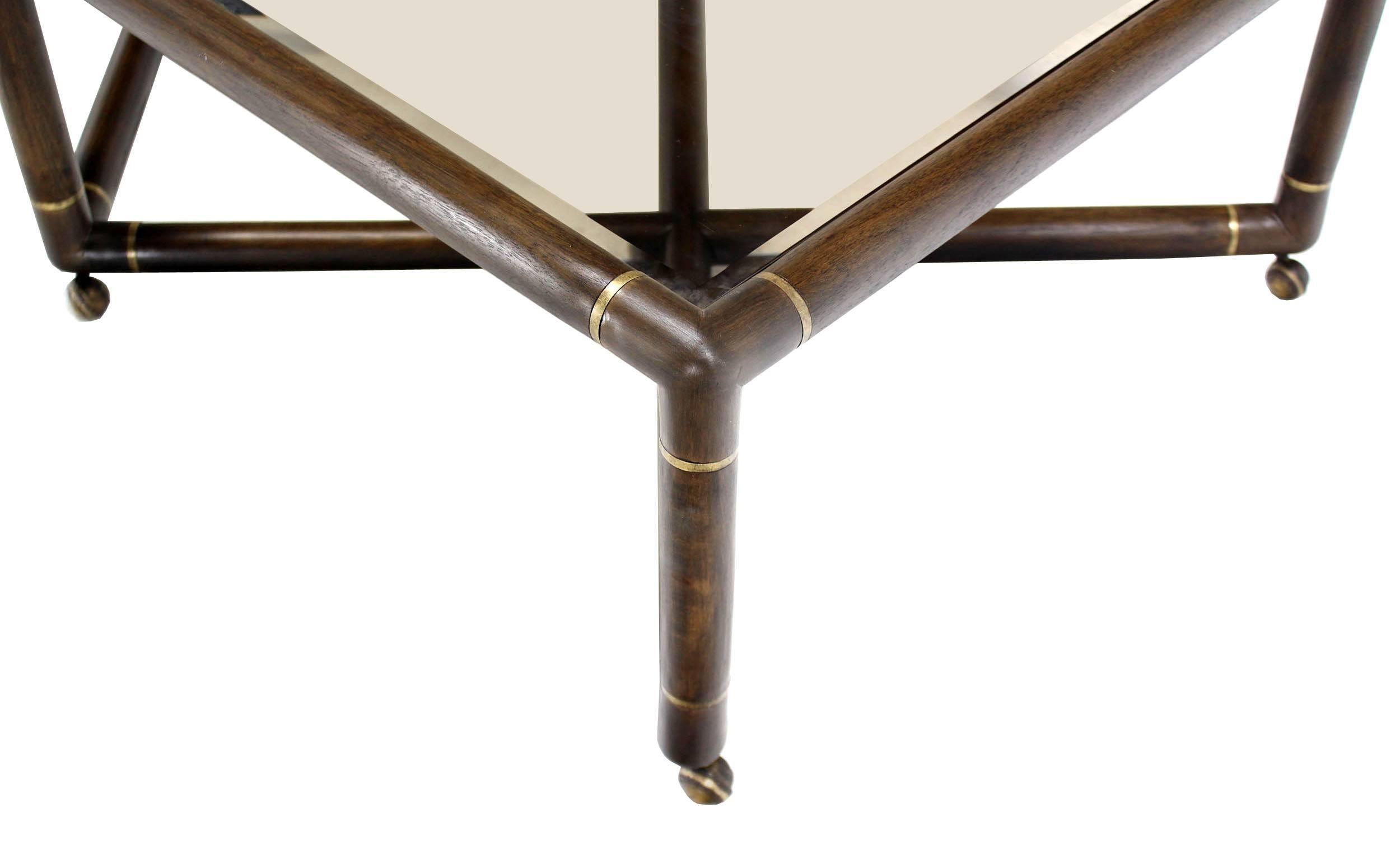 Mid-Century Modern Table basse rectangulaire à double base en X et plateau en verre sur roues  en vente