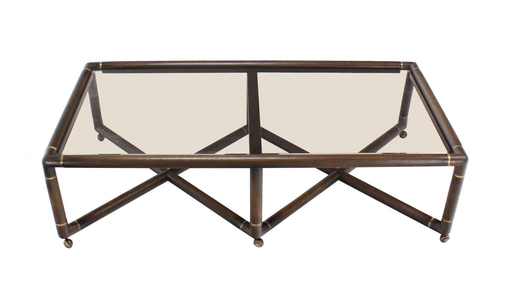 20ième siècle Table basse rectangulaire à double base en X et plateau en verre sur roues  en vente