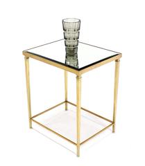 Tavolino in ottone massiccio con gamba affusolata e piano in vetro smussato con specchio