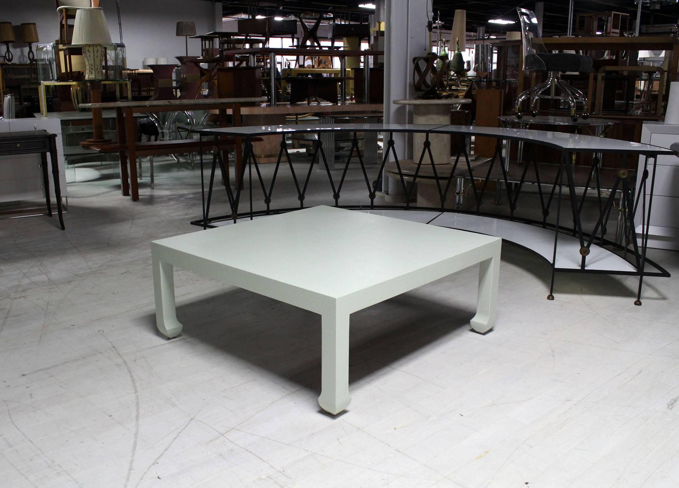 Belle table basse carrée couverte de tissu dans le style de Karl Springer.